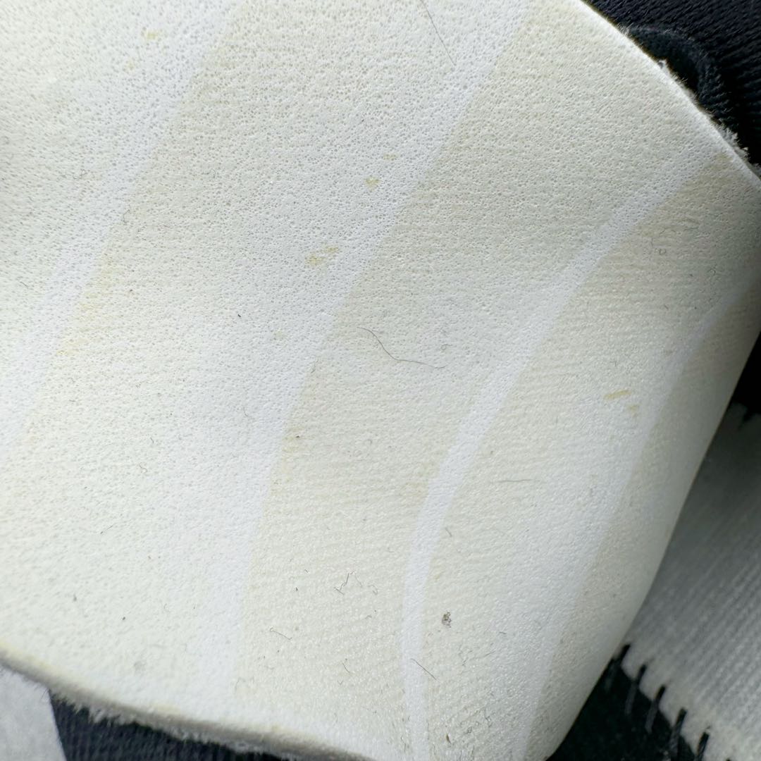 图片[11]-＃纯原 AD Adizero Eva SL M 零度进化版系列低帮轻便透气竞速休闲运动慢跑鞋 JP7149 相信大家对去年 adidas 横空出世的「顶级超跑」adiZero Adios Pro EVO 1 记忆犹新！不仅登顶阿迪史上最轻跑鞋宝座，更在接下来的全球马拉松赛事中，持续书写着惊人成绩，被网友戏称新一代「阿迪神鞋」全网刷屏！极简设计语言与强烈速度感和存在感的鞋侧三线，让人过目不忘，特别种草！其中定位于中长跑训练的 adidas Adizero Evo SL，整体外观造型与 adiZero Adios Pro EVO 1 非常相似。中底配置方面搭载全掌 Lightstrike Pro，鞋面采用透气网面示人，契合日常训练鞋的定位，更加耐用。外底给到了马牌橡胶，及类似上代竞速旗舰 adidas Adizero Adios Pro 3 区域分布。整体看下来无论是外观的鲜明辨识度，还是配置的扎实程度都很顶。尺码：36 36⅔ 37⅓ 38 38⅔ 39⅓ 40 40⅔ 41⅓ 42 42⅔ 43⅓ 44 45-选品中心