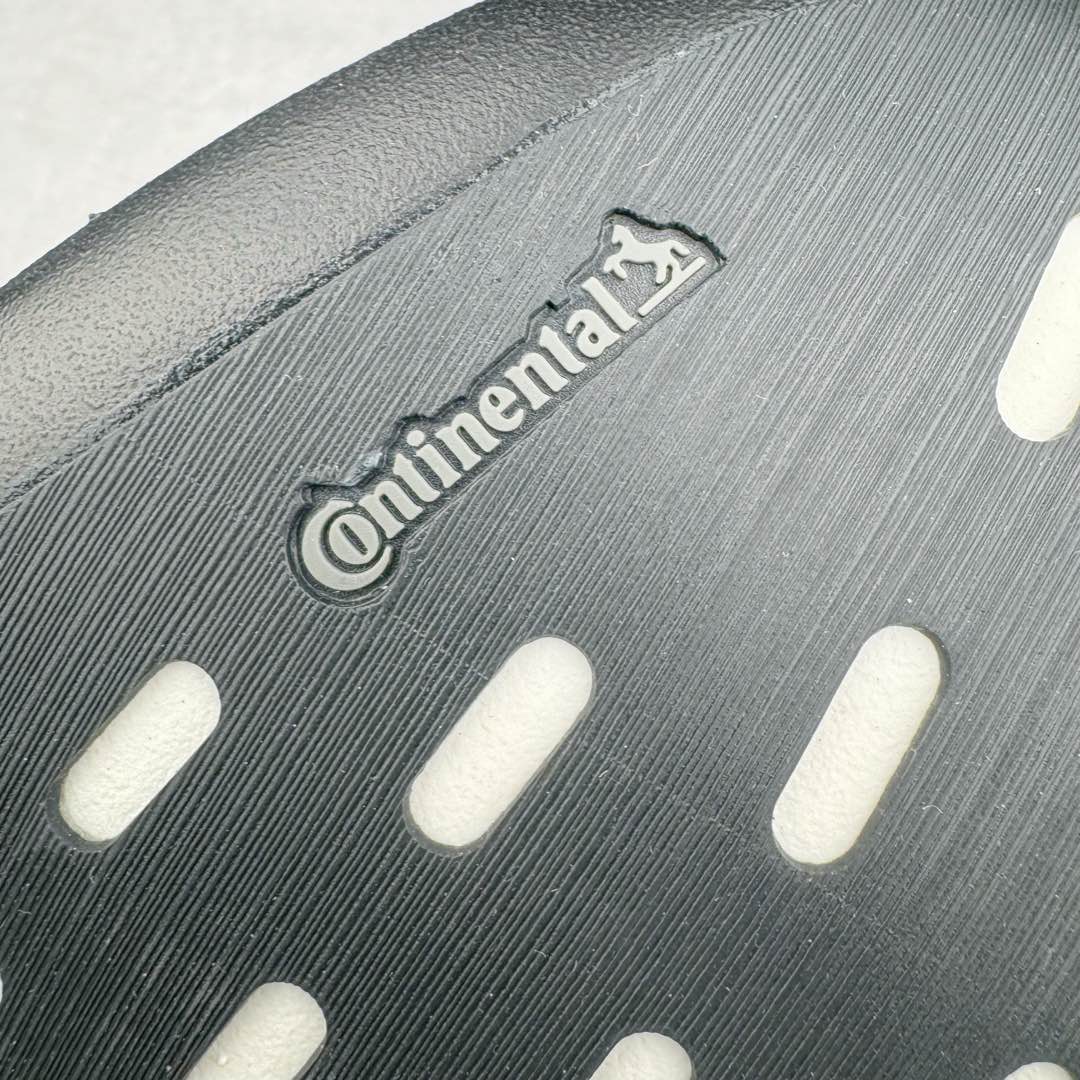 图片[20]-＃纯原 AD Adizero Eva SL M 零度进化版系列低帮轻便透气竞速休闲运动慢跑鞋 JP7149 相信大家对去年 adidas 横空出世的「顶级超跑」adiZero Adios Pro EVO 1 记忆犹新！不仅登顶阿迪史上最轻跑鞋宝座，更在接下来的全球马拉松赛事中，持续书写着惊人成绩，被网友戏称新一代「阿迪神鞋」全网刷屏！极简设计语言与强烈速度感和存在感的鞋侧三线，让人过目不忘，特别种草！其中定位于中长跑训练的 adidas Adizero Evo SL，整体外观造型与 adiZero Adios Pro EVO 1 非常相似。中底配置方面搭载全掌 Lightstrike Pro，鞋面采用透气网面示人，契合日常训练鞋的定位，更加耐用。外底给到了马牌橡胶，及类似上代竞速旗舰 adidas Adizero Adios Pro 3 区域分布。整体看下来无论是外观的鲜明辨识度，还是配置的扎实程度都很顶。尺码：36 36⅔ 37⅓ 38 38⅔ 39⅓ 40 40⅔ 41⅓ 42 42⅔ 43⅓ 44 45-选品中心