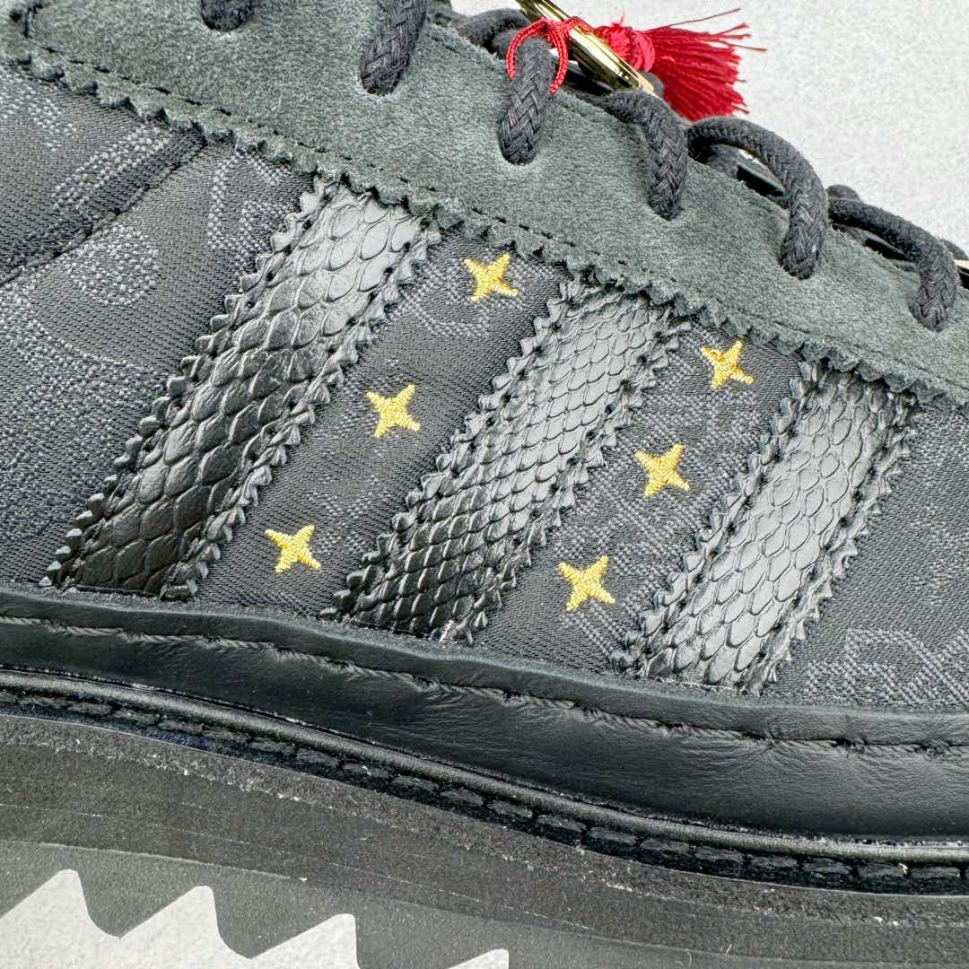 图片[12]-＃纯原 CLOT x AD Originals Superstar “Chinese New Year” 贝壳头联名蛇年限定 黑丝绸 JR5114 如今各个品牌都非常重视春节主题鞋款的打造，这其中也包括我们非常熟知的CLOT。CLOT为即将到来的蛇年准备的是一双与adidas Originals联手打造的Superstar。这双鞋的整体设计思路和风格可以说很CLOT，最大的特点就是鞋身选用了丝绸材质，并且上面还带有CLOT和三叶草的图案标识，而鞋侧的标志性三道杠也加入了蛇鳞纹理来呼应主题。鞋款整体选用了易穿搭的黑色作为主色调，鞋带扣、古币挂饰以及鞋舌的双方标识均使用了金色，而加厚的锯齿形外底以及标志性的贝壳头无疑把鞋款的独特属性进一步展现出来。尺码：36 36.5 37.5 38 38.5 39 40 40.5 41 42 42.5 43 44 44.5 45 46-选品中心