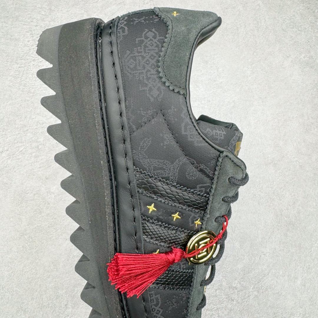 图片[6]-＃纯原 CLOT x AD Originals Superstar “Chinese New Year” 贝壳头联名蛇年限定 黑丝绸 JR5114 如今各个品牌都非常重视春节主题鞋款的打造，这其中也包括我们非常熟知的CLOT。CLOT为即将到来的蛇年准备的是一双与adidas Originals联手打造的Superstar。这双鞋的整体设计思路和风格可以说很CLOT，最大的特点就是鞋身选用了丝绸材质，并且上面还带有CLOT和三叶草的图案标识，而鞋侧的标志性三道杠也加入了蛇鳞纹理来呼应主题。鞋款整体选用了易穿搭的黑色作为主色调，鞋带扣、古币挂饰以及鞋舌的双方标识均使用了金色，而加厚的锯齿形外底以及标志性的贝壳头无疑把鞋款的独特属性进一步展现出来。尺码：36 36.5 37.5 38 38.5 39 40 40.5 41 42 42.5 43 44 44.5 45 46-选品中心