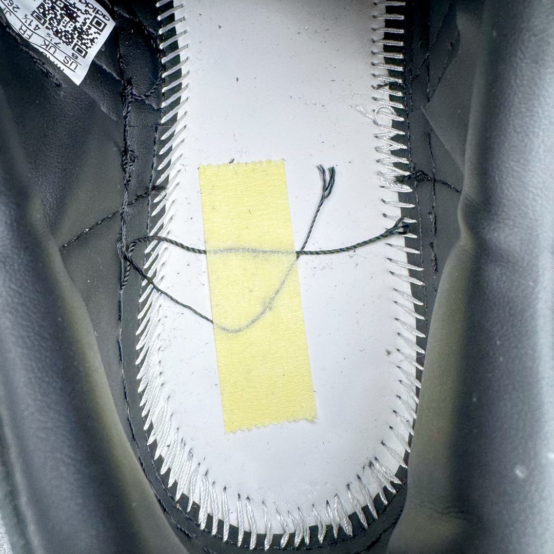 图片[19]-＃纯原 CLOT x AD Originals Superstar “Chinese New Year” 贝壳头联名蛇年限定 黑丝绸 JR5114 如今各个品牌都非常重视春节主题鞋款的打造，这其中也包括我们非常熟知的CLOT。CLOT为即将到来的蛇年准备的是一双与adidas Originals联手打造的Superstar。这双鞋的整体设计思路和风格可以说很CLOT，最大的特点就是鞋身选用了丝绸材质，并且上面还带有CLOT和三叶草的图案标识，而鞋侧的标志性三道杠也加入了蛇鳞纹理来呼应主题。鞋款整体选用了易穿搭的黑色作为主色调，鞋带扣、古币挂饰以及鞋舌的双方标识均使用了金色，而加厚的锯齿形外底以及标志性的贝壳头无疑把鞋款的独特属性进一步展现出来。尺码：36 36.5 37.5 38 38.5 39 40 40.5 41 42 42.5 43 44 44.5 45 46-选品中心