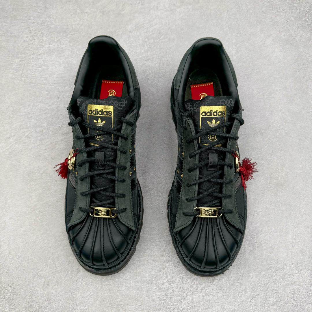 图片[2]-＃纯原 CLOT x AD Originals Superstar “Chinese New Year” 贝壳头联名蛇年限定 黑丝绸 JR5114 如今各个品牌都非常重视春节主题鞋款的打造，这其中也包括我们非常熟知的CLOT。CLOT为即将到来的蛇年准备的是一双与adidas Originals联手打造的Superstar。这双鞋的整体设计思路和风格可以说很CLOT，最大的特点就是鞋身选用了丝绸材质，并且上面还带有CLOT和三叶草的图案标识，而鞋侧的标志性三道杠也加入了蛇鳞纹理来呼应主题。鞋款整体选用了易穿搭的黑色作为主色调，鞋带扣、古币挂饰以及鞋舌的双方标识均使用了金色，而加厚的锯齿形外底以及标志性的贝壳头无疑把鞋款的独特属性进一步展现出来。尺码：36 36.5 37.5 38 38.5 39 40 40.5 41 42 42.5 43 44 44.5 45 46-选品中心