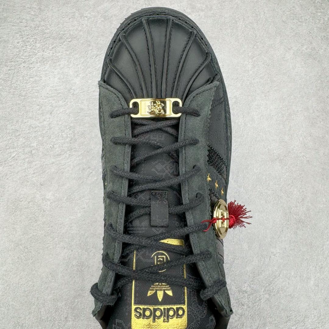 图片[4]-＃纯原 CLOT x AD Originals Superstar “Chinese New Year” 贝壳头联名蛇年限定 黑丝绸 JR5114 如今各个品牌都非常重视春节主题鞋款的打造，这其中也包括我们非常熟知的CLOT。CLOT为即将到来的蛇年准备的是一双与adidas Originals联手打造的Superstar。这双鞋的整体设计思路和风格可以说很CLOT，最大的特点就是鞋身选用了丝绸材质，并且上面还带有CLOT和三叶草的图案标识，而鞋侧的标志性三道杠也加入了蛇鳞纹理来呼应主题。鞋款整体选用了易穿搭的黑色作为主色调，鞋带扣、古币挂饰以及鞋舌的双方标识均使用了金色，而加厚的锯齿形外底以及标志性的贝壳头无疑把鞋款的独特属性进一步展现出来。尺码：36 36.5 37.5 38 38.5 39 40 40.5 41 42 42.5 43 44 44.5 45 46-选品中心