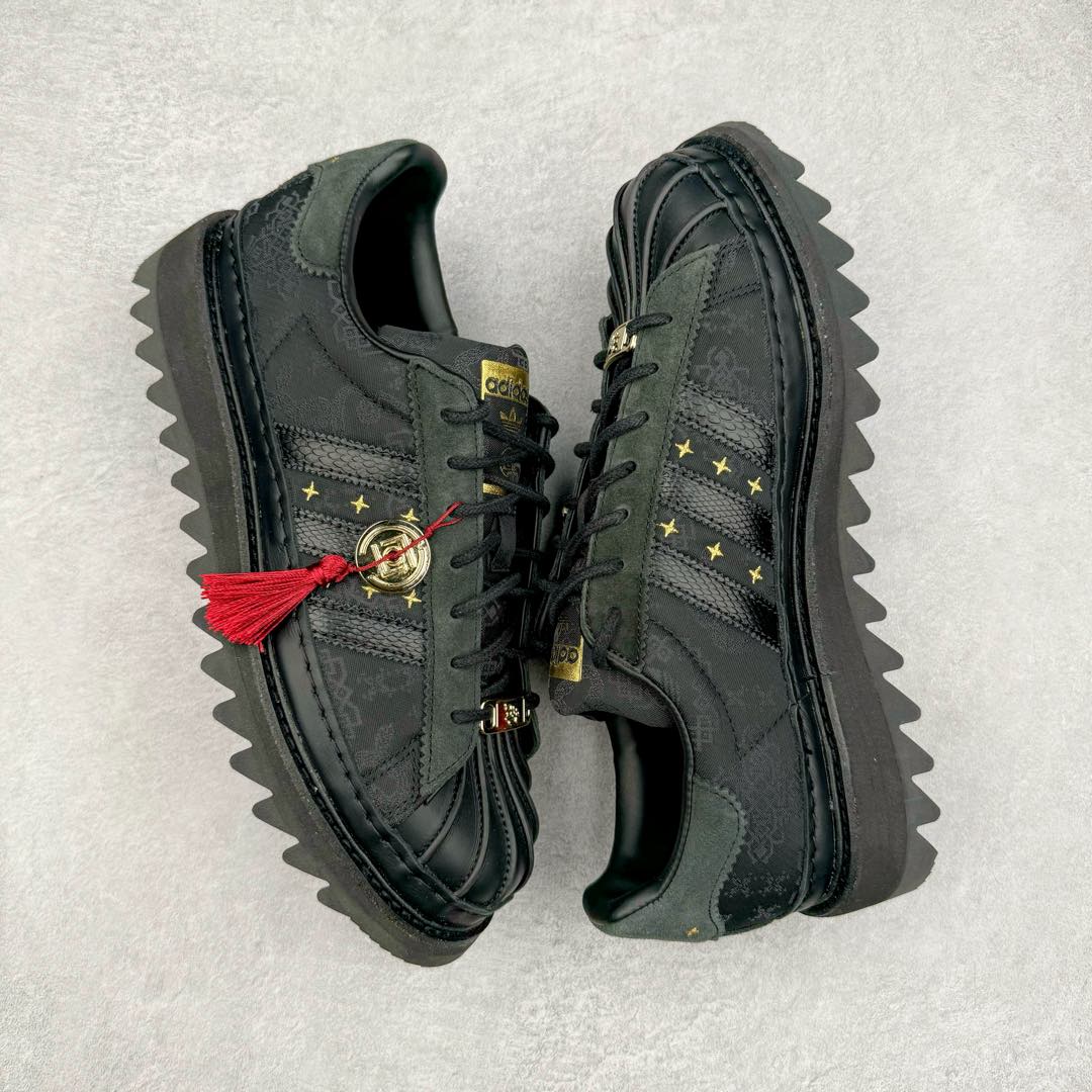 图片[3]-＃纯原 CLOT x AD Originals Superstar “Chinese New Year” 贝壳头联名蛇年限定 黑丝绸 JR5114 如今各个品牌都非常重视春节主题鞋款的打造，这其中也包括我们非常熟知的CLOT。CLOT为即将到来的蛇年准备的是一双与adidas Originals联手打造的Superstar。这双鞋的整体设计思路和风格可以说很CLOT，最大的特点就是鞋身选用了丝绸材质，并且上面还带有CLOT和三叶草的图案标识，而鞋侧的标志性三道杠也加入了蛇鳞纹理来呼应主题。鞋款整体选用了易穿搭的黑色作为主色调，鞋带扣、古币挂饰以及鞋舌的双方标识均使用了金色，而加厚的锯齿形外底以及标志性的贝壳头无疑把鞋款的独特属性进一步展现出来。尺码：36 36.5 37.5 38 38.5 39 40 40.5 41 42 42.5 43 44 44.5 45 46-选品中心