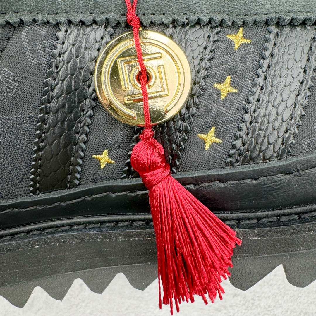 图片[15]-＃纯原 CLOT x AD Originals Superstar “Chinese New Year” 贝壳头联名蛇年限定 黑丝绸 JR5114 如今各个品牌都非常重视春节主题鞋款的打造，这其中也包括我们非常熟知的CLOT。CLOT为即将到来的蛇年准备的是一双与adidas Originals联手打造的Superstar。这双鞋的整体设计思路和风格可以说很CLOT，最大的特点就是鞋身选用了丝绸材质，并且上面还带有CLOT和三叶草的图案标识，而鞋侧的标志性三道杠也加入了蛇鳞纹理来呼应主题。鞋款整体选用了易穿搭的黑色作为主色调，鞋带扣、古币挂饰以及鞋舌的双方标识均使用了金色，而加厚的锯齿形外底以及标志性的贝壳头无疑把鞋款的独特属性进一步展现出来。尺码：36 36.5 37.5 38 38.5 39 40 40.5 41 42 42.5 43 44 44.5 45 46-选品中心