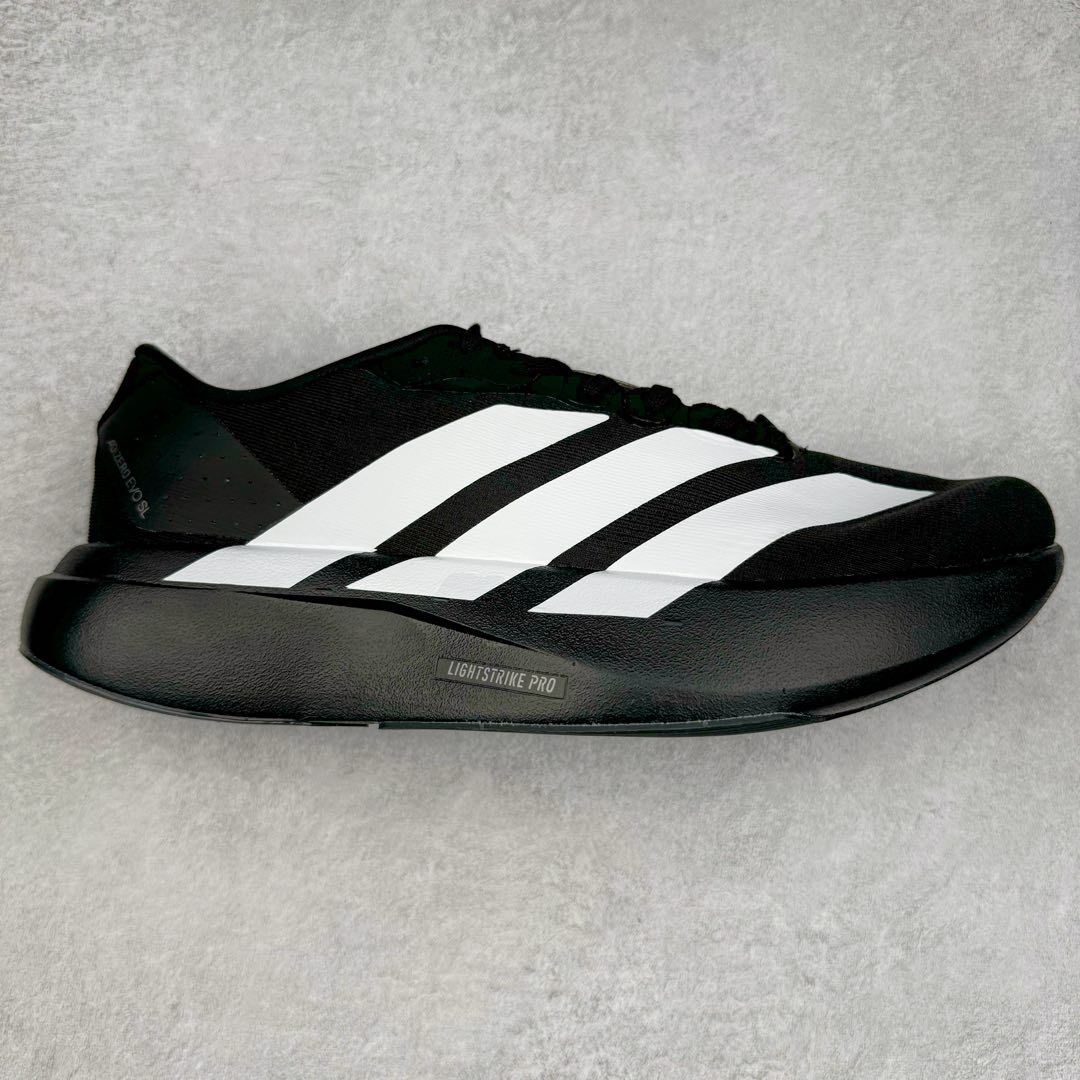 ＃纯原 AD Adizero Eva SL M 零度进化版系列低帮轻便透气竞速休闲运动慢跑鞋 JP7149 相信大家对去年 adidas 横空出世的「顶级超跑」adiZero Adios Pro EVO 1 记忆犹新！不仅登顶阿迪史上最轻跑鞋宝座，更在接下来的全球马拉松赛事中，持续书写着惊人成绩，被网友戏称新一代「阿迪神鞋」全网刷屏！极简设计语言与强烈速度感和存在感的鞋侧三线，让人过目不忘，特别种草！其中定位于中长跑训练的 adidas Adizero Evo SL，整体外观造型与 adiZero Adios Pro EVO 1 非常相似。中底配置方面搭载全掌 Lightstrike Pro，鞋面采用透气网面示人，契合日常训练鞋的定位，更加耐用。外底给到了马牌橡胶，及类似上代竞速旗舰 adidas Adizero Adios Pro 3 区域分布。整体看下来无论是外观的鲜明辨识度，还是配置的扎实程度都很顶。尺码：36 36⅔ 37⅓ 38 38⅔ 39⅓ 40 40⅔ 41⅓ 42 42⅔ 43⅓ 44 45-选品中心