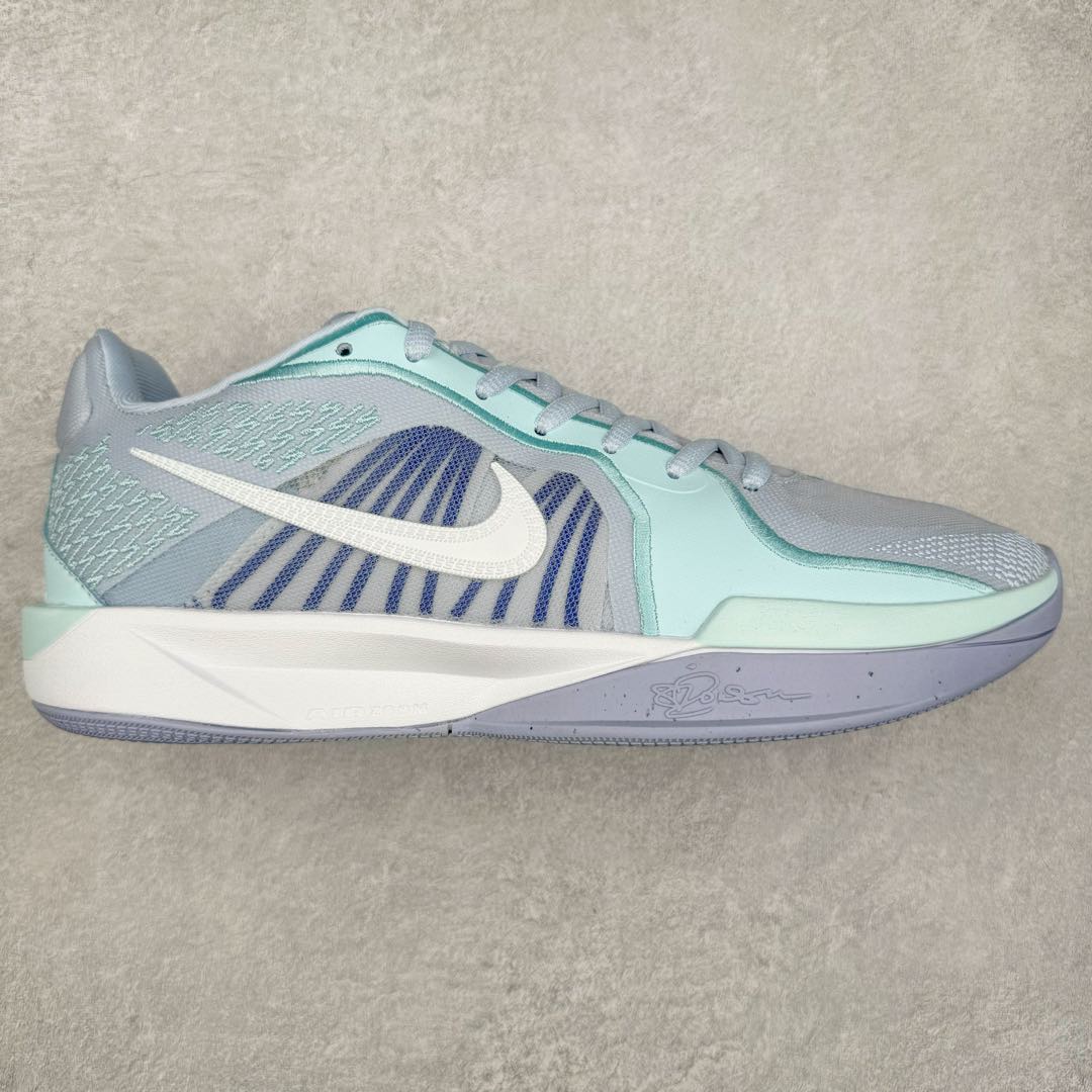 NK Sabrina 2 \’lonic\’ 萨布丽娜二代签名减震防滑低帮篮球鞋 FQ2174-002 灵感来自 lonescu 的罗马尼亚传统 在前掌和鞋眼处采用特殊图案 向传统的罗马尼亚艺术和建筑致敬 它配备了全掌 NK React 缓震系统 并在前脚掌处配备了 Zoom Air 气垫 大胆的任何人任何地方 信息嵌入中底 象征着 lonescu的竞争精神以及她相信梦想家可以来自任何地方 该鞋还包括带锁定中足束带系统 以帮助固定脚部 Sabrina 1 的这款产品采用光子粉尘、无烟煤色、紫红色梦幻、浅烟灰色和浅骨色配色方案 尺码：40 40.5 41 42 42.5 43 44 44.5 45 46-选品中心