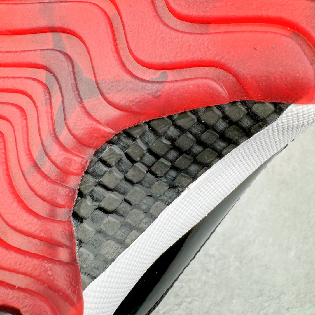 图片[20]-＃KZ神版 Air Jordan AJ11 Low \\\”Bred\\\” 低帮 黑红2025 FV5104-006 市场中端王者 耗时半年巨作 全套原纸板楦头开发 确保原汁原味 完美呈现11代版型 此版本只针对中端市场 皮料材质有所更替 其他数据细节工艺流程均保持一致绝不口嗨 细节品控鞋型随意秒杀市面3XX 原楦原档案数据开模打造 原厂中底拉帮钢印 原厂进口漆皮 防冻不开裂 原装鞋撑 水晶大底正确色度色泽 原楦原数据刺绣 原厂车缝走线及对位 毫厘不差 飞人logo采用原数据电脑刺绣 原装正品碳纤维真实碳板 增强抗扭 原内标 原盒标 正确官方原盒 防氧化水晶外底 原厂配套全掌solo气垫 进口港宝加持 后跟自然饱满 全鞋荧光划线卡点 追求极致完美 每一双都是工艺品 多重QC质检 超越公司货的品控标准 实实在在的免检产品 尺码：36 36.5 37.5 38 38.5 39 40 40.5 41 42 42.5 43 44 44.5 45 46 47.5-选品中心