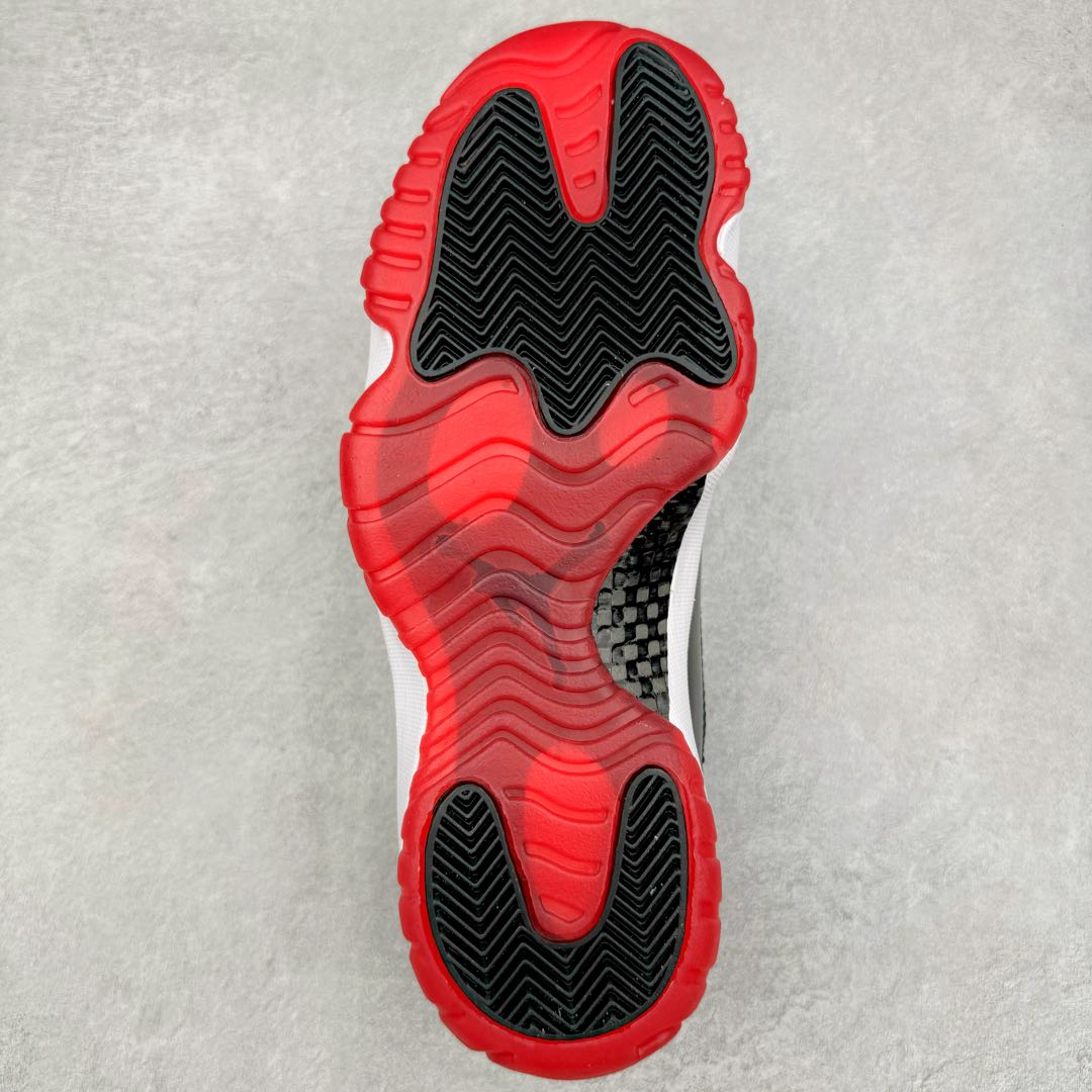 图片[9]-＃KZ神版 Air Jordan AJ11 Low \\\”Bred\\\” 低帮 黑红2025 FV5104-006 市场中端王者 耗时半年巨作 全套原纸板楦头开发 确保原汁原味 完美呈现11代版型 此版本只针对中端市场 皮料材质有所更替 其他数据细节工艺流程均保持一致绝不口嗨 细节品控鞋型随意秒杀市面3XX 原楦原档案数据开模打造 原厂中底拉帮钢印 原厂进口漆皮 防冻不开裂 原装鞋撑 水晶大底正确色度色泽 原楦原数据刺绣 原厂车缝走线及对位 毫厘不差 飞人logo采用原数据电脑刺绣 原装正品碳纤维真实碳板 增强抗扭 原内标 原盒标 正确官方原盒 防氧化水晶外底 原厂配套全掌solo气垫 进口港宝加持 后跟自然饱满 全鞋荧光划线卡点 追求极致完美 每一双都是工艺品 多重QC质检 超越公司货的品控标准 实实在在的免检产品 尺码：36 36.5 37.5 38 38.5 39 40 40.5 41 42 42.5 43 44 44.5 45 46 47.5-选品中心