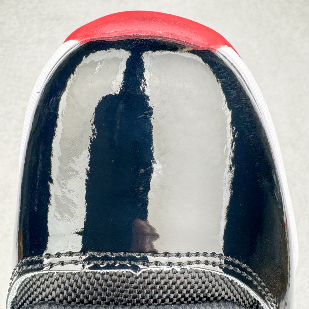图片[15]-＃KZ神版 Air Jordan AJ11 Low \\\”Bred\\\” 低帮 黑红2025 FV5104-006 市场中端王者 耗时半年巨作 全套原纸板楦头开发 确保原汁原味 完美呈现11代版型 此版本只针对中端市场 皮料材质有所更替 其他数据细节工艺流程均保持一致绝不口嗨 细节品控鞋型随意秒杀市面3XX 原楦原档案数据开模打造 原厂中底拉帮钢印 原厂进口漆皮 防冻不开裂 原装鞋撑 水晶大底正确色度色泽 原楦原数据刺绣 原厂车缝走线及对位 毫厘不差 飞人logo采用原数据电脑刺绣 原装正品碳纤维真实碳板 增强抗扭 原内标 原盒标 正确官方原盒 防氧化水晶外底 原厂配套全掌solo气垫 进口港宝加持 后跟自然饱满 全鞋荧光划线卡点 追求极致完美 每一双都是工艺品 多重QC质检 超越公司货的品控标准 实实在在的免检产品 尺码：36 36.5 37.5 38 38.5 39 40 40.5 41 42 42.5 43 44 44.5 45 46 47.5-选品中心