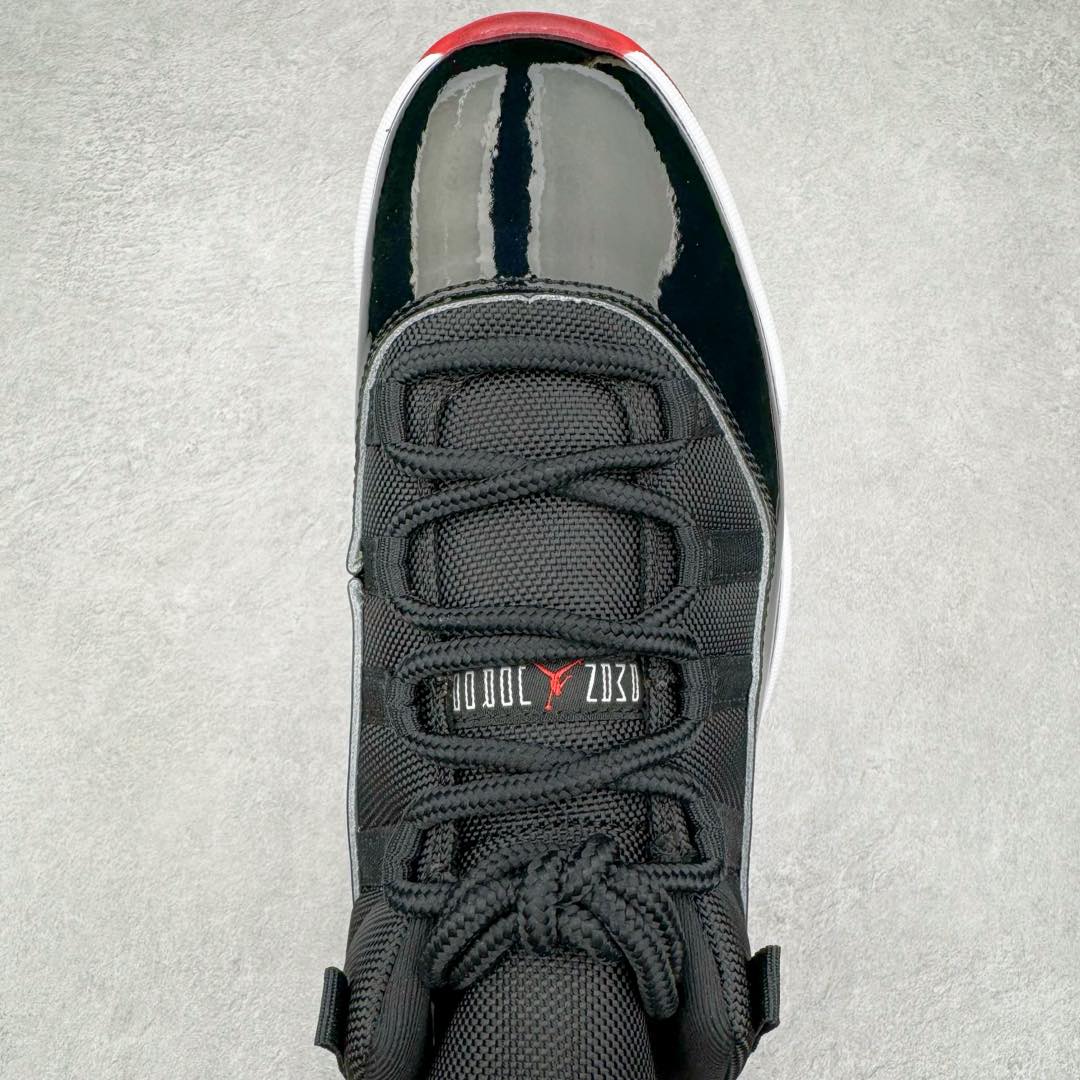 图片[4]-＃KZ神版 Air Jordan AJ11 Low \\\”Bred\\\” 低帮 黑红2025 FV5104-006 市场中端王者 耗时半年巨作 全套原纸板楦头开发 确保原汁原味 完美呈现11代版型 此版本只针对中端市场 皮料材质有所更替 其他数据细节工艺流程均保持一致绝不口嗨 细节品控鞋型随意秒杀市面3XX 原楦原档案数据开模打造 原厂中底拉帮钢印 原厂进口漆皮 防冻不开裂 原装鞋撑 水晶大底正确色度色泽 原楦原数据刺绣 原厂车缝走线及对位 毫厘不差 飞人logo采用原数据电脑刺绣 原装正品碳纤维真实碳板 增强抗扭 原内标 原盒标 正确官方原盒 防氧化水晶外底 原厂配套全掌solo气垫 进口港宝加持 后跟自然饱满 全鞋荧光划线卡点 追求极致完美 每一双都是工艺品 多重QC质检 超越公司货的品控标准 实实在在的免检产品 尺码：36 36.5 37.5 38 38.5 39 40 40.5 41 42 42.5 43 44 44.5 45 46 47.5-选品中心