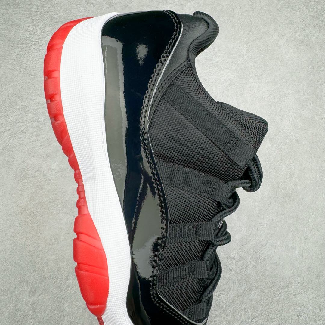 图片[6]-＃KZ神版 Air Jordan AJ11 Low \\\”Bred\\\” 低帮 黑红2025 FV5104-006 市场中端王者 耗时半年巨作 全套原纸板楦头开发 确保原汁原味 完美呈现11代版型 此版本只针对中端市场 皮料材质有所更替 其他数据细节工艺流程均保持一致绝不口嗨 细节品控鞋型随意秒杀市面3XX 原楦原档案数据开模打造 原厂中底拉帮钢印 原厂进口漆皮 防冻不开裂 原装鞋撑 水晶大底正确色度色泽 原楦原数据刺绣 原厂车缝走线及对位 毫厘不差 飞人logo采用原数据电脑刺绣 原装正品碳纤维真实碳板 增强抗扭 原内标 原盒标 正确官方原盒 防氧化水晶外底 原厂配套全掌solo气垫 进口港宝加持 后跟自然饱满 全鞋荧光划线卡点 追求极致完美 每一双都是工艺品 多重QC质检 超越公司货的品控标准 实实在在的免检产品 尺码：36 36.5 37.5 38 38.5 39 40 40.5 41 42 42.5 43 44 44.5 45 46 47.5-选品中心