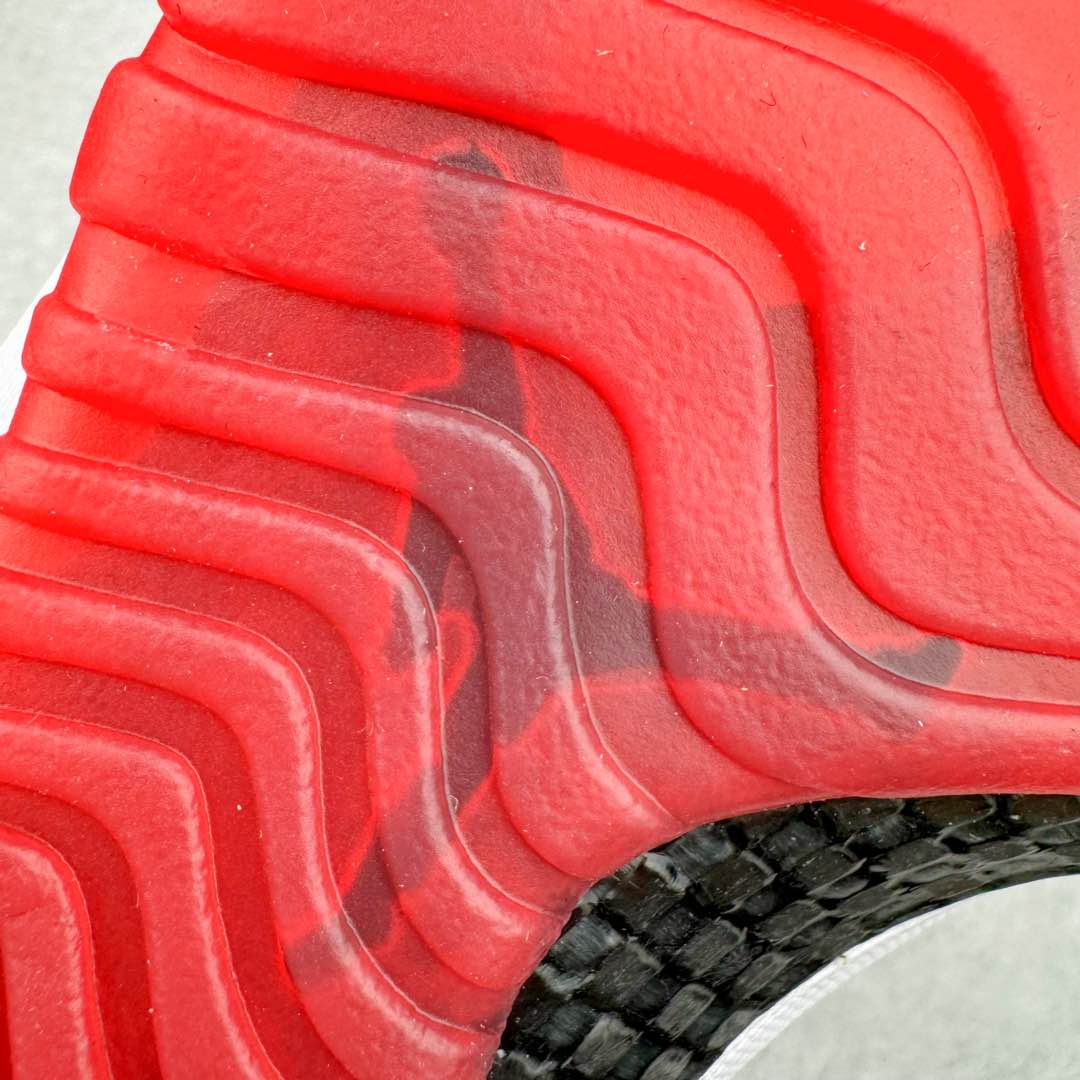 图片[19]-＃KZ神版 Air Jordan AJ11 Low \\\”Bred\\\” 低帮 黑红2025 FV5104-006 市场中端王者 耗时半年巨作 全套原纸板楦头开发 确保原汁原味 完美呈现11代版型 此版本只针对中端市场 皮料材质有所更替 其他数据细节工艺流程均保持一致绝不口嗨 细节品控鞋型随意秒杀市面3XX 原楦原档案数据开模打造 原厂中底拉帮钢印 原厂进口漆皮 防冻不开裂 原装鞋撑 水晶大底正确色度色泽 原楦原数据刺绣 原厂车缝走线及对位 毫厘不差 飞人logo采用原数据电脑刺绣 原装正品碳纤维真实碳板 增强抗扭 原内标 原盒标 正确官方原盒 防氧化水晶外底 原厂配套全掌solo气垫 进口港宝加持 后跟自然饱满 全鞋荧光划线卡点 追求极致完美 每一双都是工艺品 多重QC质检 超越公司货的品控标准 实实在在的免检产品 尺码：36 36.5 37.5 38 38.5 39 40 40.5 41 42 42.5 43 44 44.5 45 46 47.5-选品中心