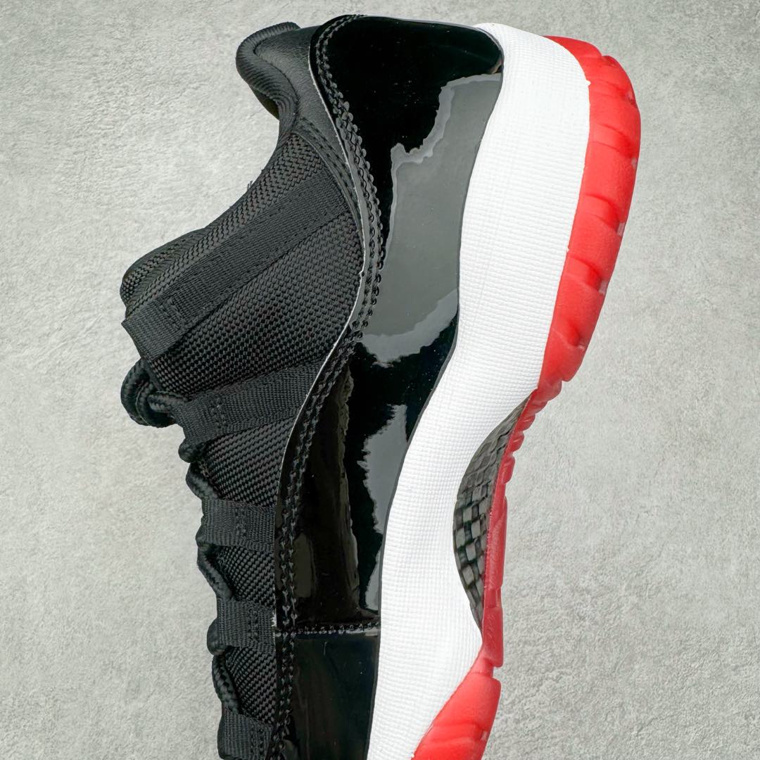 图片[7]-＃KZ神版 Air Jordan AJ11 Low \\\”Bred\\\” 低帮 黑红2025 FV5104-006 市场中端王者 耗时半年巨作 全套原纸板楦头开发 确保原汁原味 完美呈现11代版型 此版本只针对中端市场 皮料材质有所更替 其他数据细节工艺流程均保持一致绝不口嗨 细节品控鞋型随意秒杀市面3XX 原楦原档案数据开模打造 原厂中底拉帮钢印 原厂进口漆皮 防冻不开裂 原装鞋撑 水晶大底正确色度色泽 原楦原数据刺绣 原厂车缝走线及对位 毫厘不差 飞人logo采用原数据电脑刺绣 原装正品碳纤维真实碳板 增强抗扭 原内标 原盒标 正确官方原盒 防氧化水晶外底 原厂配套全掌solo气垫 进口港宝加持 后跟自然饱满 全鞋荧光划线卡点 追求极致完美 每一双都是工艺品 多重QC质检 超越公司货的品控标准 实实在在的免检产品 尺码：36 36.5 37.5 38 38.5 39 40 40.5 41 42 42.5 43 44 44.5 45 46 47.5-选品中心