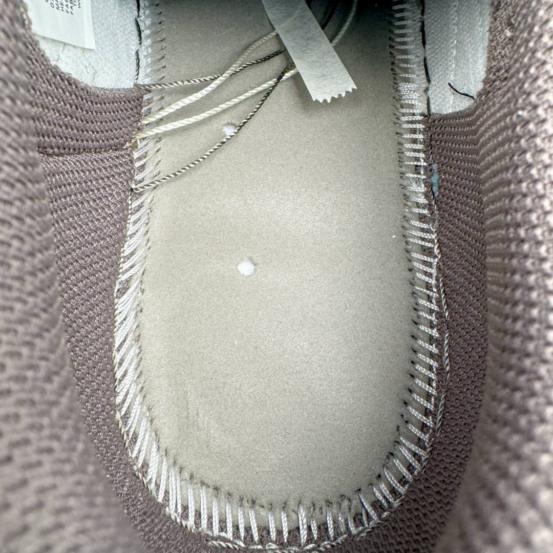 图片[11]-＃DGC裁片福利 Travis Scott x Air Jordan AJ1 Low OG SP TS联名白棕倒钩低帮 DM7866-162 十年一代莞产技术加持 原楦原纸板开发 后跟弧度收口自然不对折 原厂电绣 鬼脸飞翼针数密度一致 追求零偏差 市场巅峰之作 原档纸板数据 精准Swoosh Logo内腰字体高度对位 原厂拉帮工艺 起针回针位置针距密度一致 正确鞋垫四分之三背胶 原厂皮料 麂皮绒感效果一致 进口玻璃冲刀皮料裁剪零毛边 全鞋电脑针车工艺 极致一眼正品既视感 最高QC检验标准控制溢胶整体清洁度 鞋盒、防尘纸 鞋带 均采购来自原厂 尺码对应库存‼️-选品中心