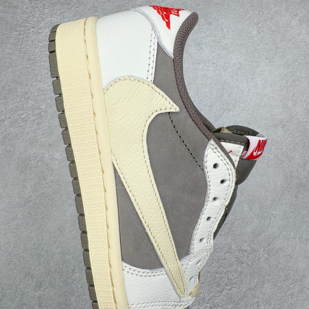 图片[6]-＃DGC裁片福利 Travis Scott x Air Jordan AJ1 Low OG SP TS联名白棕倒钩低帮 DM7866-162 十年一代莞产技术加持 原楦原纸板开发 后跟弧度收口自然不对折 原厂电绣 鬼脸飞翼针数密度一致 追求零偏差 市场巅峰之作 原档纸板数据 精准Swoosh Logo内腰字体高度对位 原厂拉帮工艺 起针回针位置针距密度一致 正确鞋垫四分之三背胶 原厂皮料 麂皮绒感效果一致 进口玻璃冲刀皮料裁剪零毛边 全鞋电脑针车工艺 极致一眼正品既视感 最高QC检验标准控制溢胶整体清洁度 鞋盒、防尘纸 鞋带 均采购来自原厂 尺码对应库存‼️-选品中心