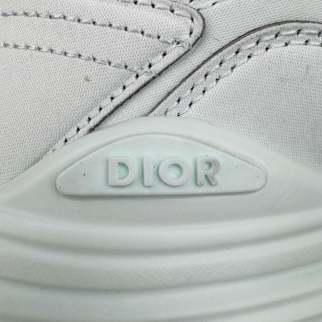 图片[15]-纯原 Dior x Stone Island 迪奥石头岛联名款B30系列休闲运动鞋老爹鞋 原版购入开发 做货 这次精彩的合作堪称一场别开生面的对话，展现了非凡的创意。金•琼斯 （KIM JONES）倾情呈献 DIOR AND STONEISLAND 限定系列，经典罗盘玫瑰与 DIOR 徽标相互融合外贸热销款 原版开模 海淘专供品质同渠道货源 该款系列采用黑网色眼织物白和色科技料面精心制作，作饰以反光“CD30”图形标志，外格轻盈的刻雕效果橡胶鞋搭底配标志性点的缀提升格调，内弹部力细节塑造想理的舒适穿着体验可与各休式闲造型配搭，彰显尚时现代的运风动范 尺码：38 39 40 41 42 43 44 45 46 47-选品中心