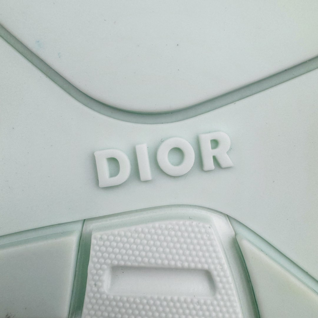 图片[17]-纯原 Dior x Stone Island 迪奥石头岛联名款B30系列休闲运动鞋老爹鞋 原版购入开发 做货 这次精彩的合作堪称一场别开生面的对话，展现了非凡的创意。金•琼斯 （KIM JONES）倾情呈献 DIOR AND STONEISLAND 限定系列，经典罗盘玫瑰与 DIOR 徽标相互融合外贸热销款 原版开模 海淘专供品质同渠道货源 该款系列采用黑网色眼织物白和色科技料面精心制作，作饰以反光“CD30”图形标志，外格轻盈的刻雕效果橡胶鞋搭底配标志性点的缀提升格调，内弹部力细节塑造想理的舒适穿着体验可与各休式闲造型配搭，彰显尚时现代的运风动范 尺码：38 39 40 41 42 43 44 45 46 47-选品中心