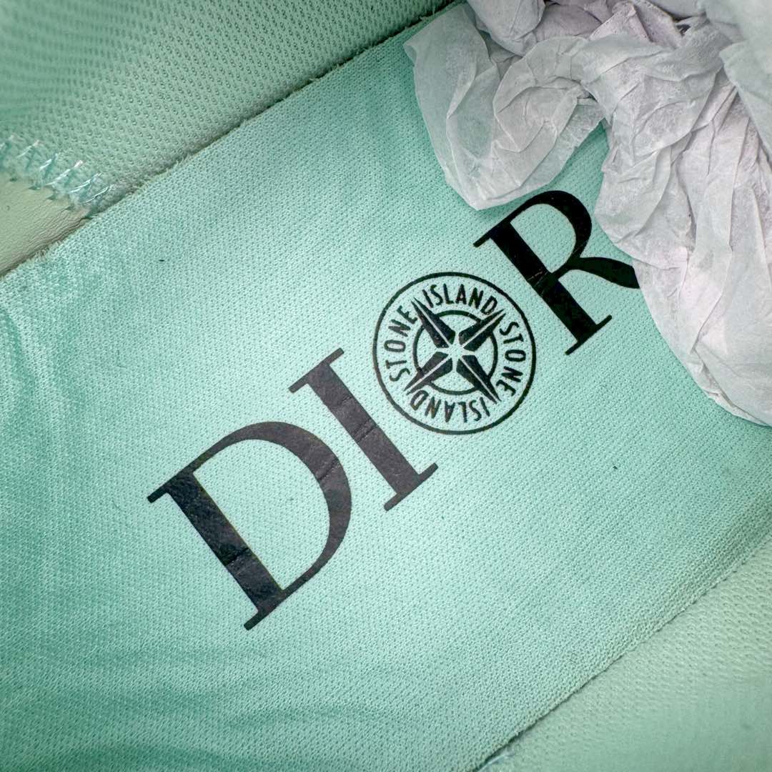 图片[10]-纯原 Dior x Stone Island 迪奥石头岛联名款B30系列休闲运动鞋老爹鞋 原版购入开发 做货 这次精彩的合作堪称一场别开生面的对话，展现了非凡的创意。金•琼斯 （KIM JONES）倾情呈献 DIOR AND STONEISLAND 限定系列，经典罗盘玫瑰与 DIOR 徽标相互融合外贸热销款 原版开模 海淘专供品质同渠道货源 该款系列采用黑网色眼织物白和色科技料面精心制作，作饰以反光“CD30”图形标志，外格轻盈的刻雕效果橡胶鞋搭底配标志性点的缀提升格调，内弹部力细节塑造想理的舒适穿着体验可与各休式闲造型配搭，彰显尚时现代的运风动范 尺码：38 39 40 41 42 43 44 45 46 47-选品中心