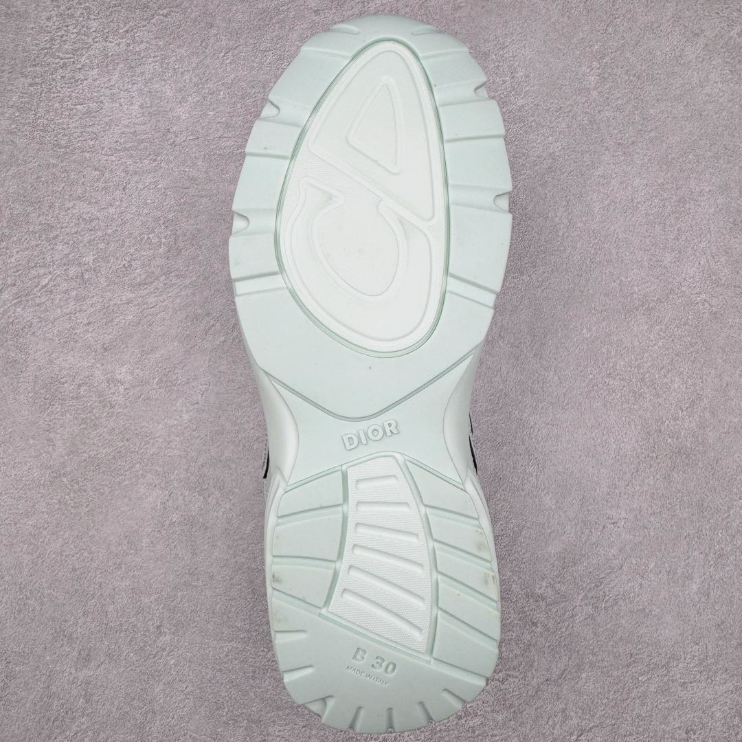 图片[9]-纯原 Dior x Stone Island 迪奥石头岛联名款B30系列休闲运动鞋老爹鞋 原版购入开发 做货 这次精彩的合作堪称一场别开生面的对话，展现了非凡的创意。金•琼斯 （KIM JONES）倾情呈献 DIOR AND STONEISLAND 限定系列，经典罗盘玫瑰与 DIOR 徽标相互融合外贸热销款 原版开模 海淘专供品质同渠道货源 该款系列采用黑网色眼织物白和色科技料面精心制作，作饰以反光“CD30”图形标志，外格轻盈的刻雕效果橡胶鞋搭底配标志性点的缀提升格调，内弹部力细节塑造想理的舒适穿着体验可与各休式闲造型配搭，彰显尚时现代的运风动范 尺码：38 39 40 41 42 43 44 45 46 47-选品中心