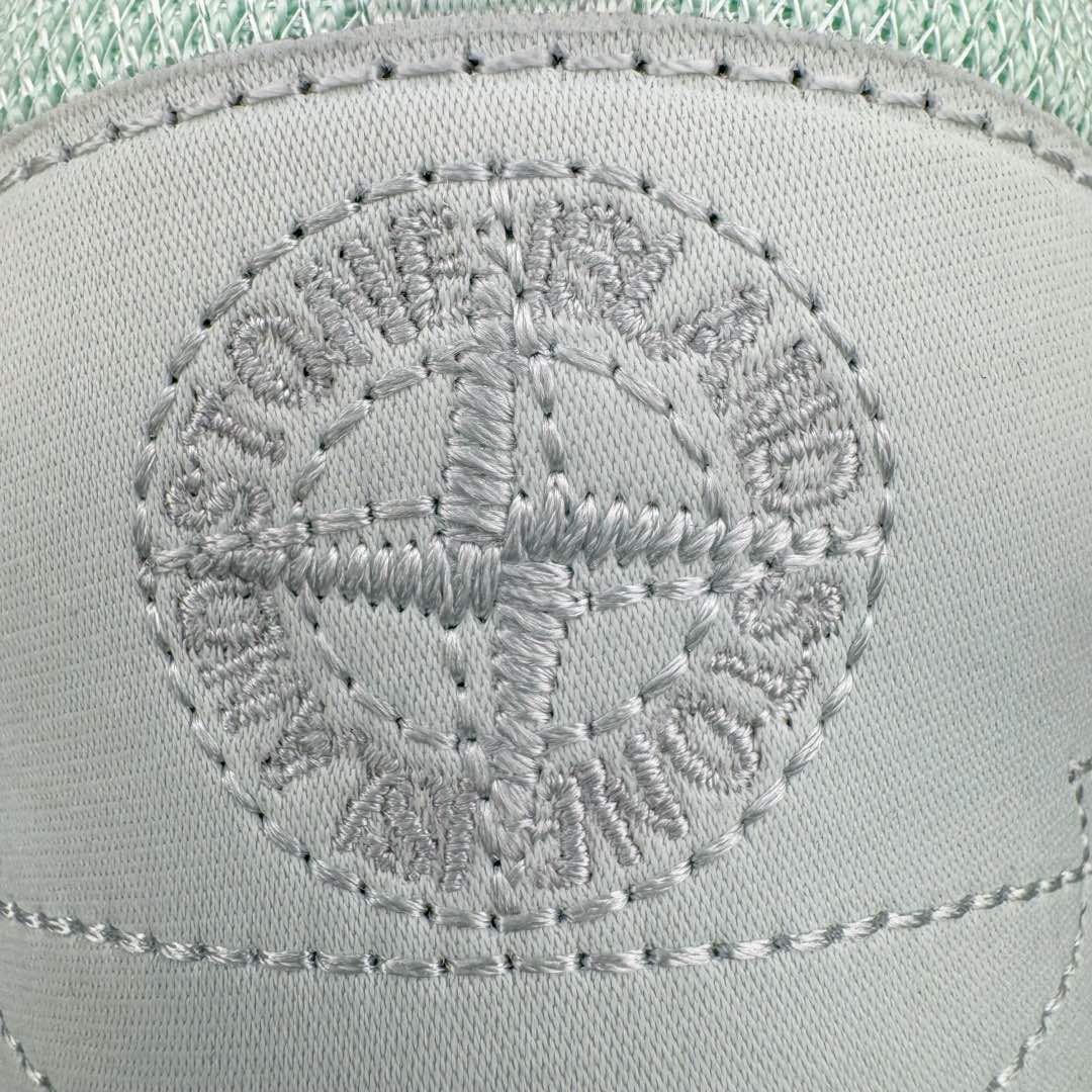 图片[14]-纯原 Dior x Stone Island 迪奥石头岛联名款B30系列休闲运动鞋老爹鞋 原版购入开发 做货 这次精彩的合作堪称一场别开生面的对话，展现了非凡的创意。金•琼斯 （KIM JONES）倾情呈献 DIOR AND STONEISLAND 限定系列，经典罗盘玫瑰与 DIOR 徽标相互融合外贸热销款 原版开模 海淘专供品质同渠道货源 该款系列采用黑网色眼织物白和色科技料面精心制作，作饰以反光“CD30”图形标志，外格轻盈的刻雕效果橡胶鞋搭底配标志性点的缀提升格调，内弹部力细节塑造想理的舒适穿着体验可与各休式闲造型配搭，彰显尚时现代的运风动范 尺码：38 39 40 41 42 43 44 45 46 47-选品中心