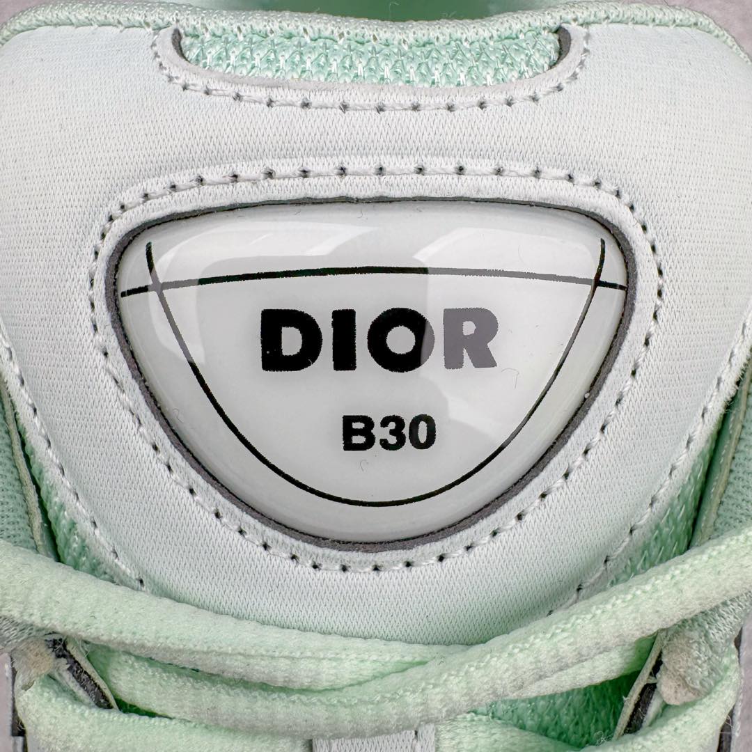 图片[11]-纯原 Dior x Stone Island 迪奥石头岛联名款B30系列休闲运动鞋老爹鞋 原版购入开发 做货 这次精彩的合作堪称一场别开生面的对话，展现了非凡的创意。金•琼斯 （KIM JONES）倾情呈献 DIOR AND STONEISLAND 限定系列，经典罗盘玫瑰与 DIOR 徽标相互融合外贸热销款 原版开模 海淘专供品质同渠道货源 该款系列采用黑网色眼织物白和色科技料面精心制作，作饰以反光“CD30”图形标志，外格轻盈的刻雕效果橡胶鞋搭底配标志性点的缀提升格调，内弹部力细节塑造想理的舒适穿着体验可与各休式闲造型配搭，彰显尚时现代的运风动范 尺码：38 39 40 41 42 43 44 45 46 47-选品中心