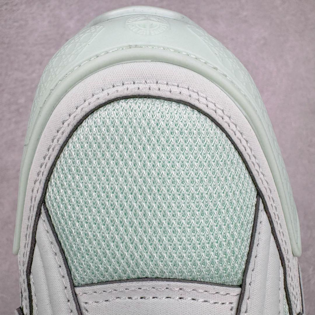 图片[13]-纯原 Dior x Stone Island 迪奥石头岛联名款B30系列休闲运动鞋老爹鞋 原版购入开发 做货 这次精彩的合作堪称一场别开生面的对话，展现了非凡的创意。金•琼斯 （KIM JONES）倾情呈献 DIOR AND STONEISLAND 限定系列，经典罗盘玫瑰与 DIOR 徽标相互融合外贸热销款 原版开模 海淘专供品质同渠道货源 该款系列采用黑网色眼织物白和色科技料面精心制作，作饰以反光“CD30”图形标志，外格轻盈的刻雕效果橡胶鞋搭底配标志性点的缀提升格调，内弹部力细节塑造想理的舒适穿着体验可与各休式闲造型配搭，彰显尚时现代的运风动范 尺码：38 39 40 41 42 43 44 45 46 47-选品中心