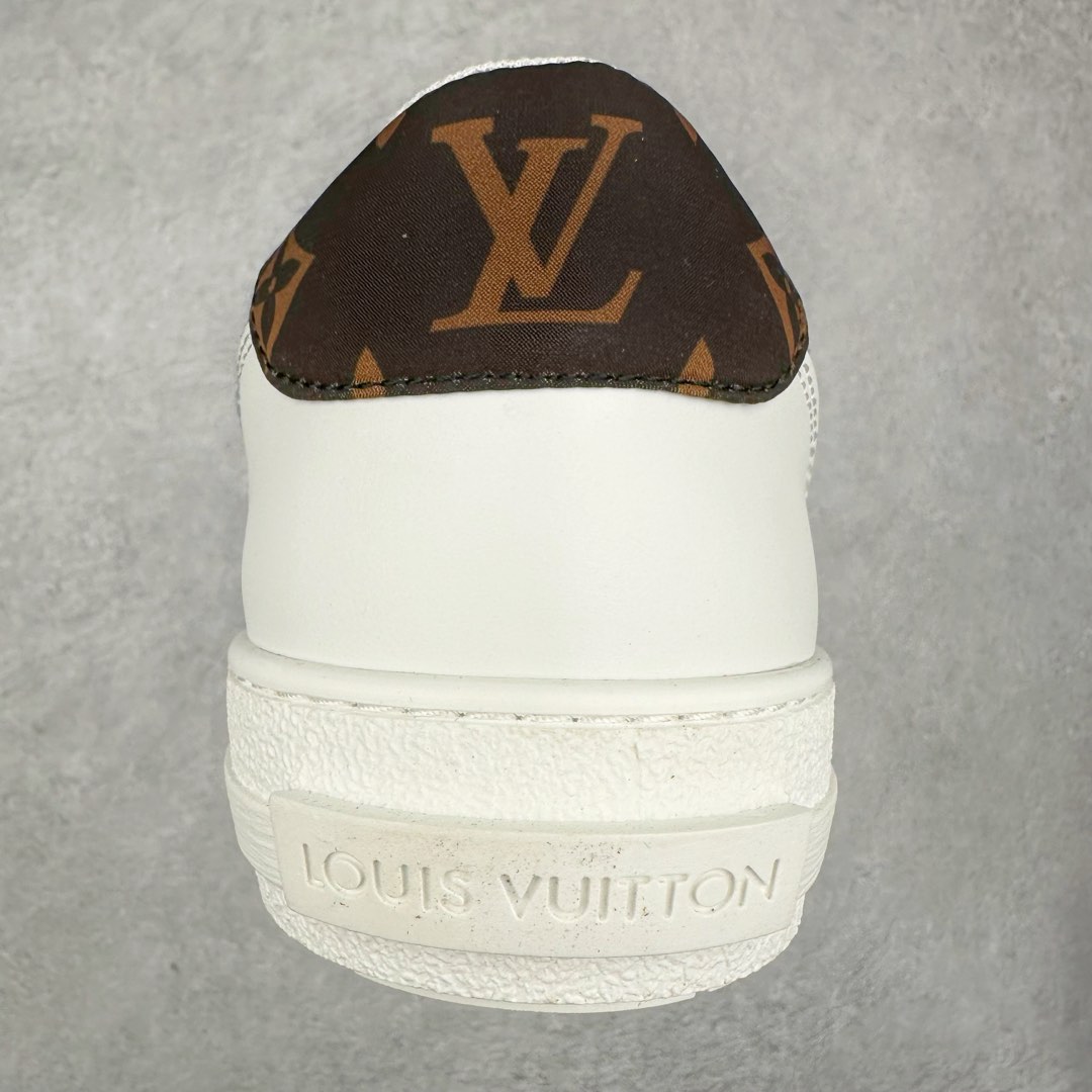 图片[8]-Louis Vuitton 路易威登 lv Time Out 低帮时尚运动板鞋 为舒软小牛皮革压印金属质感 Monogram 图案 再令 Louis 和vuitton 装饰点缀鞋带 与卢勒克斯金属线共同 释放莹泽光芒 搭配后部 Monogram帆布饰边和加厚胎面橡胶外底 鞋面胎牛皮和进口PVC制裁而成 高密度进口电脑车线工艺、经典LOGO跟PVC完美结合 原版大底开模 内里采用进口羊皮 超软皮内里+鞋垫 最新LV/路易威登 杨幂 关晓彤 官方等多明星网红同款 快手抖音等多平台热推 尺码：35 36 37 38 39 40 41 42 43 44-选品中心