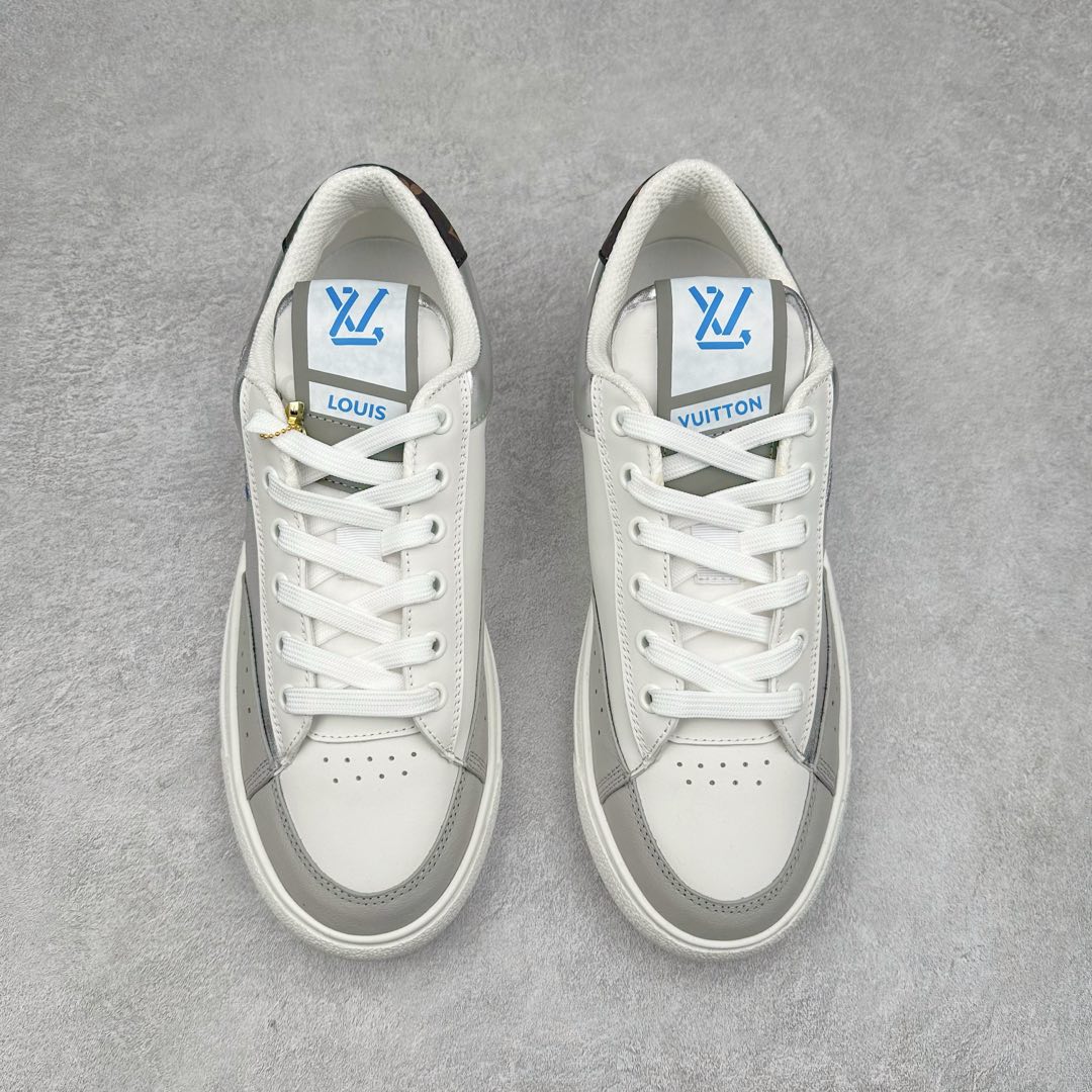 图片[2]-Louis Vuitton 路易威登 lv Time Out 低帮时尚运动板鞋 为舒软小牛皮革压印金属质感 Monogram 图案 再令 Louis 和vuitton 装饰点缀鞋带 与卢勒克斯金属线共同 释放莹泽光芒 搭配后部 Monogram帆布饰边和加厚胎面橡胶外底 鞋面胎牛皮和进口PVC制裁而成 高密度进口电脑车线工艺、经典LOGO跟PVC完美结合 原版大底开模 内里采用进口羊皮 超软皮内里+鞋垫 最新LV/路易威登 杨幂 关晓彤 官方等多明星网红同款 快手抖音等多平台热推 尺码：35 36 37 38 39 40 41 42 43 44-选品中心