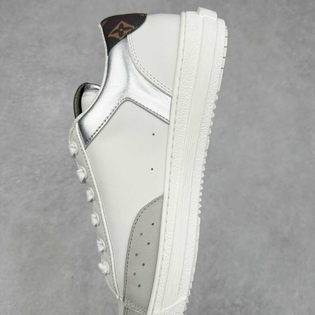 图片[7]-Louis Vuitton 路易威登 lv Time Out 低帮时尚运动板鞋 为舒软小牛皮革压印金属质感 Monogram 图案 再令 Louis 和vuitton 装饰点缀鞋带 与卢勒克斯金属线共同 释放莹泽光芒 搭配后部 Monogram帆布饰边和加厚胎面橡胶外底 鞋面胎牛皮和进口PVC制裁而成 高密度进口电脑车线工艺、经典LOGO跟PVC完美结合 原版大底开模 内里采用进口羊皮 超软皮内里+鞋垫 最新LV/路易威登 杨幂 关晓彤 官方等多明星网红同款 快手抖音等多平台热推 尺码：35 36 37 38 39 40 41 42 43 44-选品中心