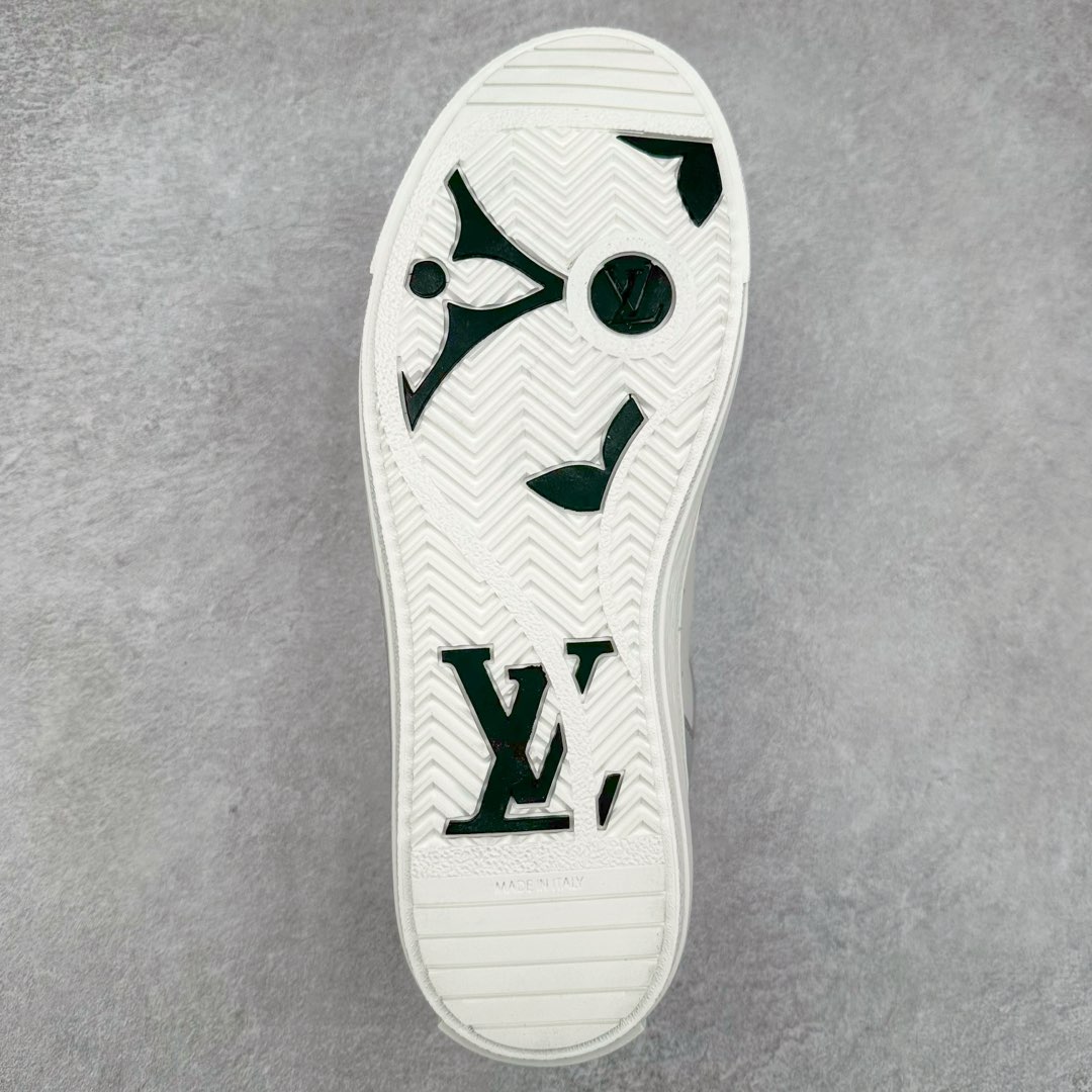 图片[9]-Louis Vuitton 路易威登 lv Time Out 低帮时尚运动板鞋 为舒软小牛皮革压印金属质感 Monogram 图案 再令 Louis 和vuitton 装饰点缀鞋带 与卢勒克斯金属线共同 释放莹泽光芒 搭配后部 Monogram帆布饰边和加厚胎面橡胶外底 鞋面胎牛皮和进口PVC制裁而成 高密度进口电脑车线工艺、经典LOGO跟PVC完美结合 原版大底开模 内里采用进口羊皮 超软皮内里+鞋垫 最新LV/路易威登 杨幂 关晓彤 官方等多明星网红同款 快手抖音等多平台热推 尺码：35 36 37 38 39 40 41 42 43 44-选品中心