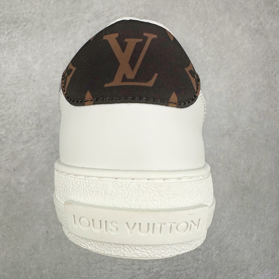 图片[8]-Louis Vuitton 路易威登 lv Time Out 低帮时尚运动板鞋 为舒软小牛皮革压印金属质感 Monogram 图案 再令 Louis 和vuitton 装饰点缀鞋带 与卢勒克斯金属线共同 释放莹泽光芒 搭配后部 Monogram帆布饰边和加厚胎面橡胶外底 鞋面胎牛皮和进口PVC制裁而成 高密度进口电脑车线工艺、经典LOGO跟PVC完美结合 原版大底开模 内里采用进口羊皮 超软皮内里+鞋垫 最新LV/路易威登 杨幂 关晓彤 官方等多明星网红同款 快手抖音等多平台热推 尺码：35 36 37 38 39 40 41 42 43 44-选品中心