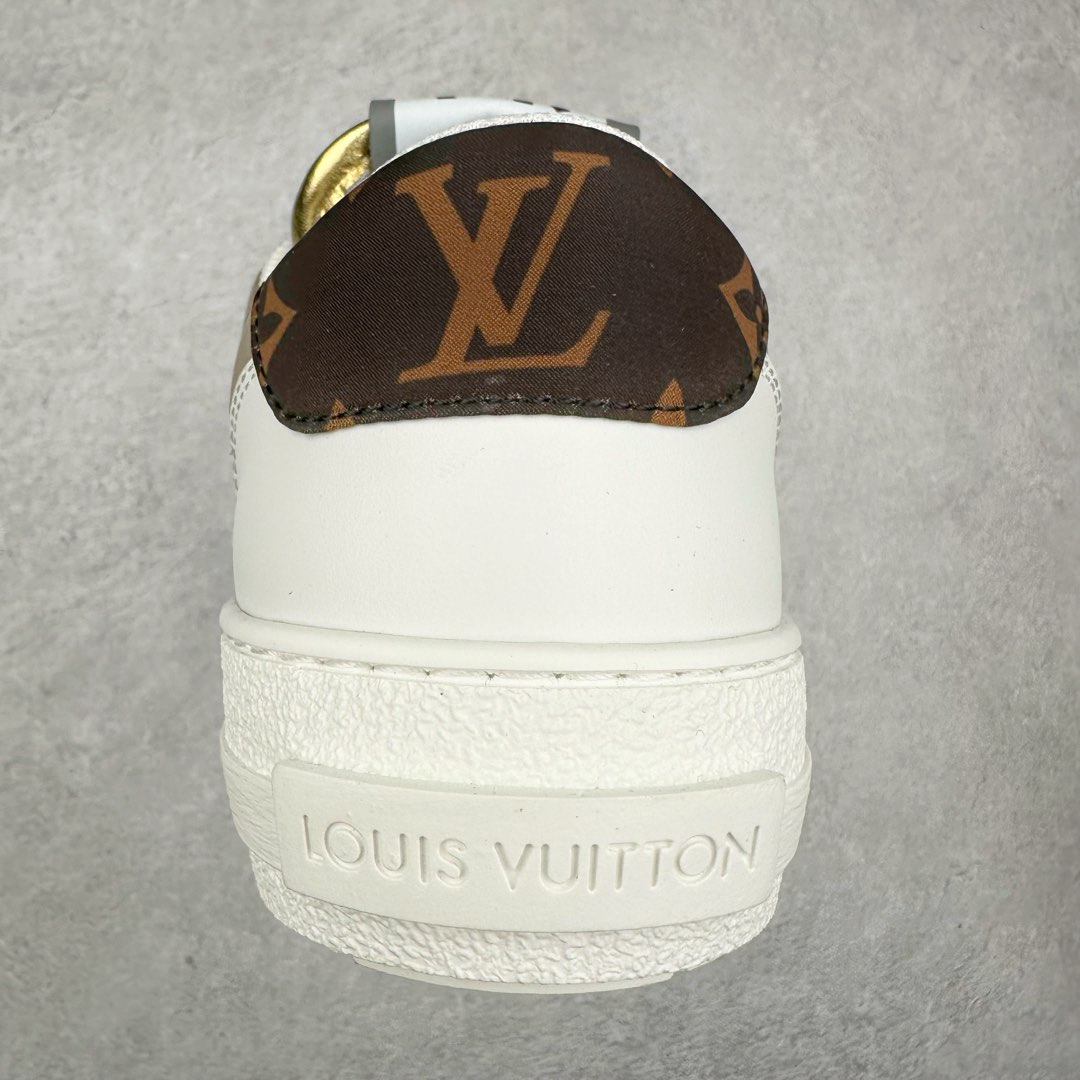 图片[8]-Louis Vuitton 路易威登 lv Time Out 低帮时尚运动板鞋 为舒软小牛皮革压印金属质感 Monogram 图案 再令 Louis 和vuitton 装饰点缀鞋带 与卢勒克斯金属线共同 释放莹泽光芒 搭配后部 Monogram帆布饰边和加厚胎面橡胶外底 鞋面胎牛皮和进口PVC制裁而成 高密度进口电脑车线工艺、经典LOGO跟PVC完美结合 原版大底开模 内里采用进口羊皮 超软皮内里+鞋垫 最新LV/路易威登 杨幂 关晓彤 官方等多明星网红同款 快手抖音等多平台热推 尺码：35 36 37 38 39 40 41 42 43 44-选品中心