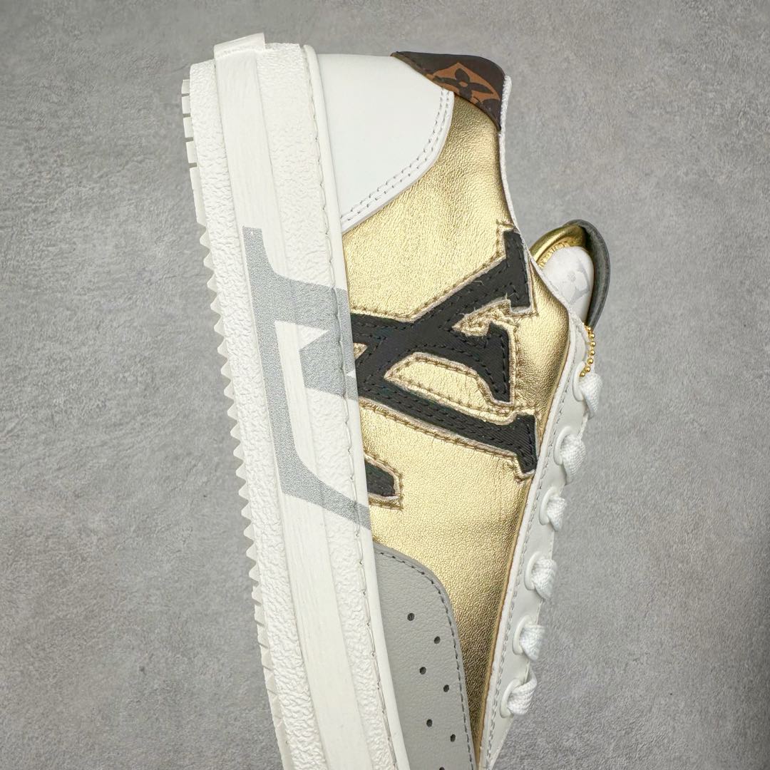 图片[6]-Louis Vuitton 路易威登 lv Time Out 低帮时尚运动板鞋 为舒软小牛皮革压印金属质感 Monogram 图案 再令 Louis 和vuitton 装饰点缀鞋带 与卢勒克斯金属线共同 释放莹泽光芒 搭配后部 Monogram帆布饰边和加厚胎面橡胶外底 鞋面胎牛皮和进口PVC制裁而成 高密度进口电脑车线工艺、经典LOGO跟PVC完美结合 原版大底开模 内里采用进口羊皮 超软皮内里+鞋垫 最新LV/路易威登 杨幂 关晓彤 官方等多明星网红同款 快手抖音等多平台热推 尺码：35 36 37 38 39 40 41 42 43 44-选品中心