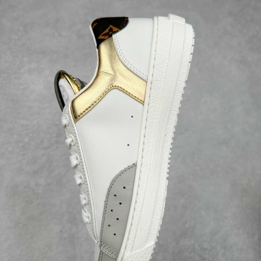 图片[7]-Louis Vuitton 路易威登 lv Time Out 低帮时尚运动板鞋 为舒软小牛皮革压印金属质感 Monogram 图案 再令 Louis 和vuitton 装饰点缀鞋带 与卢勒克斯金属线共同 释放莹泽光芒 搭配后部 Monogram帆布饰边和加厚胎面橡胶外底 鞋面胎牛皮和进口PVC制裁而成 高密度进口电脑车线工艺、经典LOGO跟PVC完美结合 原版大底开模 内里采用进口羊皮 超软皮内里+鞋垫 最新LV/路易威登 杨幂 关晓彤 官方等多明星网红同款 快手抖音等多平台热推 尺码：35 36 37 38 39 40 41 42 43 44-选品中心