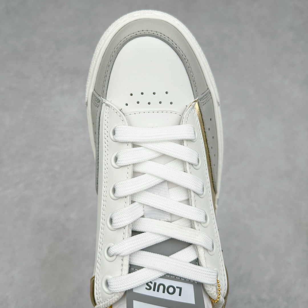 图片[4]-Louis Vuitton 路易威登 lv Time Out 低帮时尚运动板鞋 为舒软小牛皮革压印金属质感 Monogram 图案 再令 Louis 和vuitton 装饰点缀鞋带 与卢勒克斯金属线共同 释放莹泽光芒 搭配后部 Monogram帆布饰边和加厚胎面橡胶外底 鞋面胎牛皮和进口PVC制裁而成 高密度进口电脑车线工艺、经典LOGO跟PVC完美结合 原版大底开模 内里采用进口羊皮 超软皮内里+鞋垫 最新LV/路易威登 杨幂 关晓彤 官方等多明星网红同款 快手抖音等多平台热推 尺码：35 36 37 38 39 40 41 42 43 44-选品中心