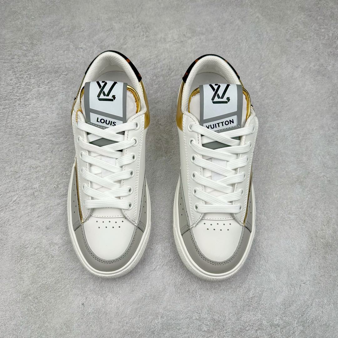 图片[2]-Louis Vuitton 路易威登 lv Time Out 低帮时尚运动板鞋 为舒软小牛皮革压印金属质感 Monogram 图案 再令 Louis 和vuitton 装饰点缀鞋带 与卢勒克斯金属线共同 释放莹泽光芒 搭配后部 Monogram帆布饰边和加厚胎面橡胶外底 鞋面胎牛皮和进口PVC制裁而成 高密度进口电脑车线工艺、经典LOGO跟PVC完美结合 原版大底开模 内里采用进口羊皮 超软皮内里+鞋垫 最新LV/路易威登 杨幂 关晓彤 官方等多明星网红同款 快手抖音等多平台热推 尺码：35 36 37 38 39 40 41 42 43 44-选品中心