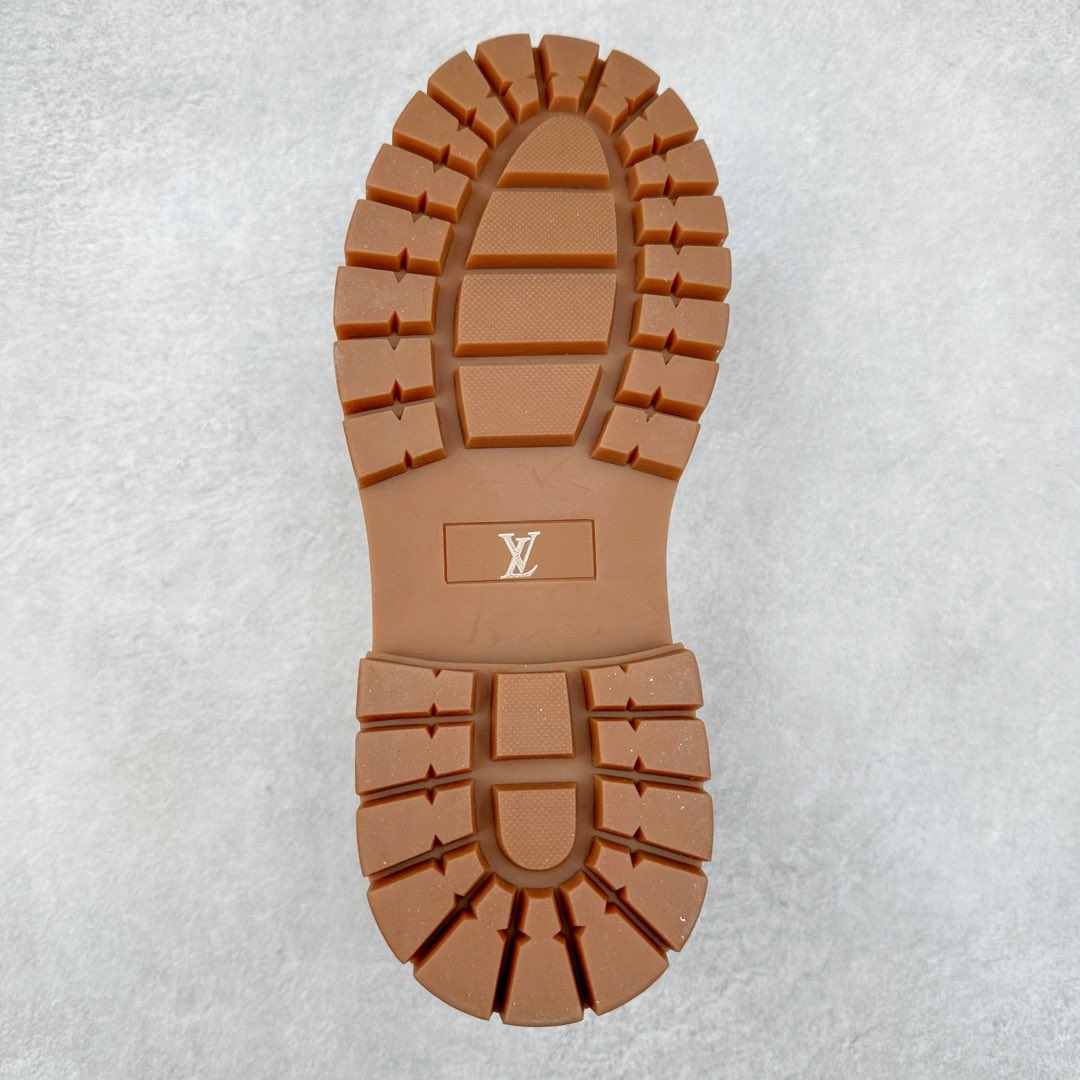 图片[9]-Lv x Timberland Lv联名添柏岚大黄靴 顶奢流量品牌与时代经典的结合之作 #代购专供品质 高弹Modern 外置防滑橡塑发泡超轻大底 系带设计 穿脱十分方便 采用TPU模压定型真皮鞋面材质#EVA轻翼科技外底具有防滑,耐磨和良好的弹性 Pharrell Williams充分发挥了作为Louis Vuitton创意总监的角色 这款鞋重新定义了 6英寸大黄靴的经典设计 致敬1996年Grandmaster Flash经典黄靴造型 原厂五金鞋带扣 工艺全新升级 中山大厂代工 原单进口皮料 独立私模大底，正确logo， 原装一致头层磨砂皮 搭配经典老花领口 全新原厂包装鞋盒 市场独家供应 尺码：38-44（皮鞋码）-选品中心
