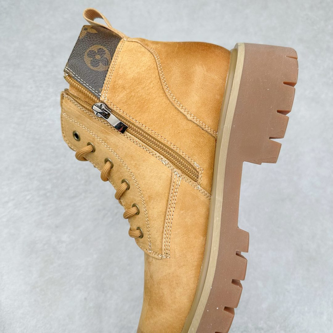 图片[7]-Lv x Timberland Lv联名添柏岚大黄靴 顶奢流量品牌与时代经典的结合之作 #代购专供品质 高弹Modern 外置防滑橡塑发泡超轻大底 系带设计 穿脱十分方便 采用TPU模压定型真皮鞋面材质#EVA轻翼科技外底具有防滑,耐磨和良好的弹性 Pharrell Williams充分发挥了作为Louis Vuitton创意总监的角色 这款鞋重新定义了 6英寸大黄靴的经典设计 致敬1996年Grandmaster Flash经典黄靴造型 原厂五金鞋带扣 工艺全新升级 中山大厂代工 原单进口皮料 独立私模大底，正确logo， 原装一致头层磨砂皮 搭配经典老花领口 全新原厂包装鞋盒 市场独家供应 尺码：38-44（皮鞋码）-选品中心