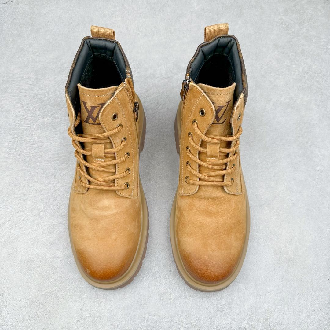 图片[2]-Lv x Timberland Lv联名添柏岚大黄靴 顶奢流量品牌与时代经典的结合之作 #代购专供品质 高弹Modern 外置防滑橡塑发泡超轻大底 系带设计 穿脱十分方便 采用TPU模压定型真皮鞋面材质#EVA轻翼科技外底具有防滑,耐磨和良好的弹性 Pharrell Williams充分发挥了作为Louis Vuitton创意总监的角色 这款鞋重新定义了 6英寸大黄靴的经典设计 致敬1996年Grandmaster Flash经典黄靴造型 原厂五金鞋带扣 工艺全新升级 中山大厂代工 原单进口皮料 独立私模大底，正确logo， 原装一致头层磨砂皮 搭配经典老花领口 全新原厂包装鞋盒 市场独家供应 尺码：38-44（皮鞋码）-选品中心