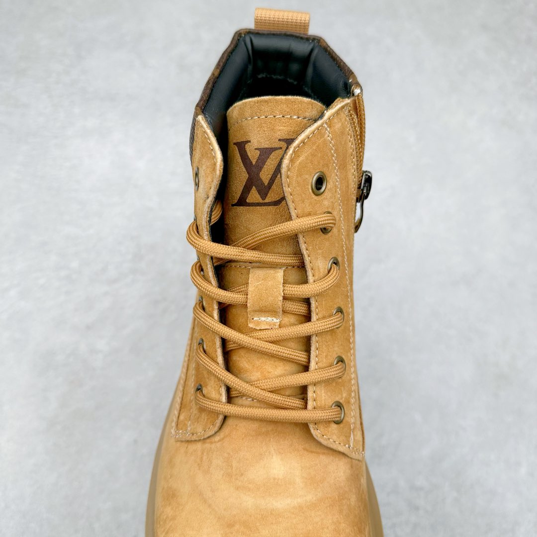 图片[5]-Lv x Timberland Lv联名添柏岚大黄靴 顶奢流量品牌与时代经典的结合之作 #代购专供品质 高弹Modern 外置防滑橡塑发泡超轻大底 系带设计 穿脱十分方便 采用TPU模压定型真皮鞋面材质#EVA轻翼科技外底具有防滑,耐磨和良好的弹性 Pharrell Williams充分发挥了作为Louis Vuitton创意总监的角色 这款鞋重新定义了 6英寸大黄靴的经典设计 致敬1996年Grandmaster Flash经典黄靴造型 原厂五金鞋带扣 工艺全新升级 中山大厂代工 原单进口皮料 独立私模大底，正确logo， 原装一致头层磨砂皮 搭配经典老花领口 全新原厂包装鞋盒 市场独家供应 尺码：38-44（皮鞋码）-选品中心