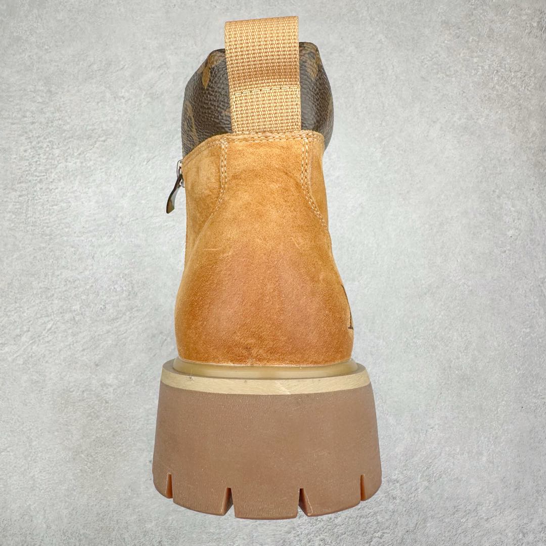 图片[8]-Lv x Timberland Lv联名添柏岚大黄靴 顶奢流量品牌与时代经典的结合之作 #代购专供品质 高弹Modern 外置防滑橡塑发泡超轻大底 系带设计 穿脱十分方便 采用TPU模压定型真皮鞋面材质#EVA轻翼科技外底具有防滑,耐磨和良好的弹性 Pharrell Williams充分发挥了作为Louis Vuitton创意总监的角色 这款鞋重新定义了 6英寸大黄靴的经典设计 致敬1996年Grandmaster Flash经典黄靴造型 原厂五金鞋带扣 工艺全新升级 中山大厂代工 原单进口皮料 独立私模大底，正确logo， 原装一致头层磨砂皮 搭配经典老花领口 全新原厂包装鞋盒 市场独家供应 尺码：38-44（皮鞋码）-选品中心