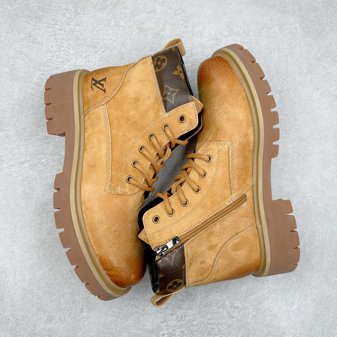 图片[3]-Lv x Timberland Lv联名添柏岚大黄靴 顶奢流量品牌与时代经典的结合之作 #代购专供品质 高弹Modern 外置防滑橡塑发泡超轻大底 系带设计 穿脱十分方便 采用TPU模压定型真皮鞋面材质#EVA轻翼科技外底具有防滑,耐磨和良好的弹性 Pharrell Williams充分发挥了作为Louis Vuitton创意总监的角色 这款鞋重新定义了 6英寸大黄靴的经典设计 致敬1996年Grandmaster Flash经典黄靴造型 原厂五金鞋带扣 工艺全新升级 中山大厂代工 原单进口皮料 独立私模大底，正确logo， 原装一致头层磨砂皮 搭配经典老花领口 全新原厂包装鞋盒 市场独家供应 尺码：38-44（皮鞋码）-选品中心