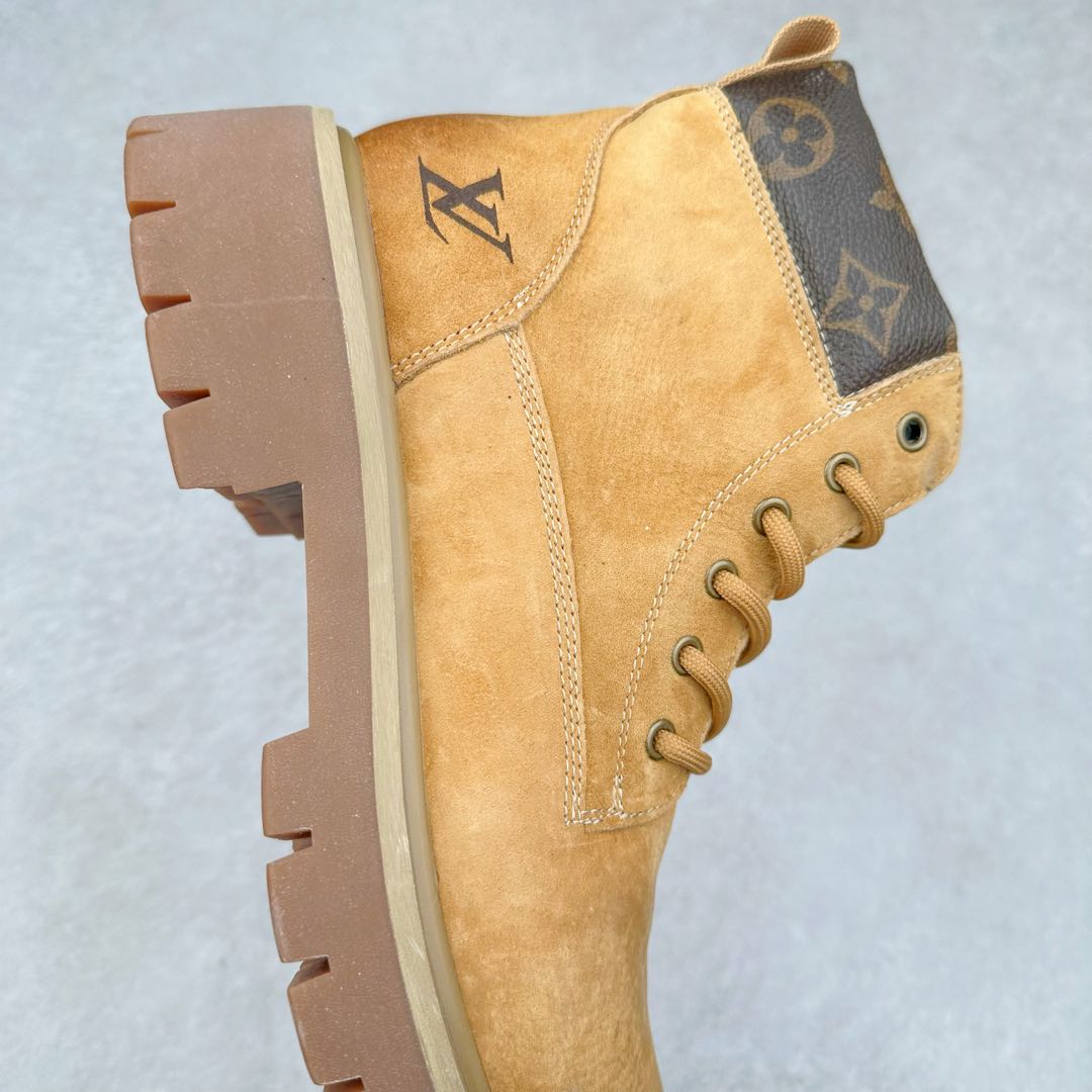 图片[6]-Lv x Timberland Lv联名添柏岚大黄靴 顶奢流量品牌与时代经典的结合之作 #代购专供品质 高弹Modern 外置防滑橡塑发泡超轻大底 系带设计 穿脱十分方便 采用TPU模压定型真皮鞋面材质#EVA轻翼科技外底具有防滑,耐磨和良好的弹性 Pharrell Williams充分发挥了作为Louis Vuitton创意总监的角色 这款鞋重新定义了 6英寸大黄靴的经典设计 致敬1996年Grandmaster Flash经典黄靴造型 原厂五金鞋带扣 工艺全新升级 中山大厂代工 原单进口皮料 独立私模大底，正确logo， 原装一致头层磨砂皮 搭配经典老花领口 全新原厂包装鞋盒 市场独家供应 尺码：38-44（皮鞋码）-选品中心