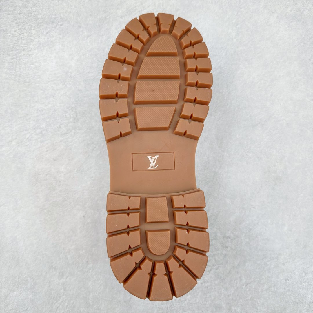 图片[9]-Lv x Timberland Lv联名添柏岚大黄靴 顶奢流量品牌与时代经典的结合之作 #代购专供品质 高弹Modern 外置防滑橡塑发泡超轻大底 系带设计 穿脱十分方便 采用TPU模压定型真皮鞋面材质#EVA轻翼科技外底具有防滑,耐磨和良好的弹性 Pharrell Williams充分发挥了作为Louis Vuitton创意总监的角色 这款鞋重新定义了 6英寸大黄靴的经典设计 致敬1996年Grandmaster Flash经典黄靴造型 原厂五金鞋带扣 工艺全新升级 中山大厂代工 原单进口皮料 独立私模大底，正确logo， 原装一致头层磨砂皮 搭配经典老花领口 全新原厂包装鞋盒 市场独家供应 尺码：38-44（皮鞋码）-选品中心