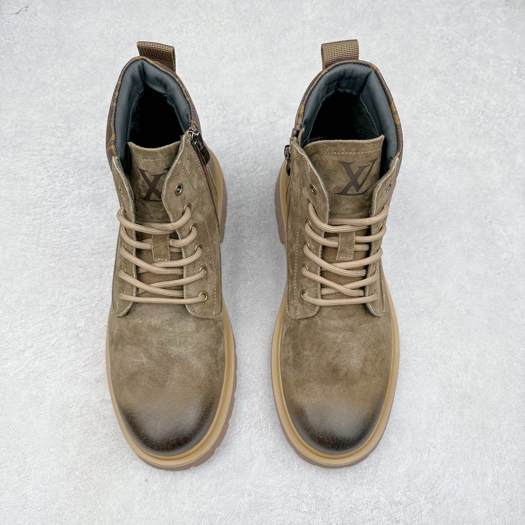 图片[2]-Lv x Timberland Lv联名添柏岚大黄靴 顶奢流量品牌与时代经典的结合之作 #代购专供品质 高弹Modern 外置防滑橡塑发泡超轻大底 系带设计 穿脱十分方便 采用TPU模压定型真皮鞋面材质#EVA轻翼科技外底具有防滑,耐磨和良好的弹性 Pharrell Williams充分发挥了作为Louis Vuitton创意总监的角色 这款鞋重新定义了 6英寸大黄靴的经典设计 致敬1996年Grandmaster Flash经典黄靴造型 原厂五金鞋带扣 工艺全新升级 中山大厂代工 原单进口皮料 独立私模大底，正确logo， 原装一致头层磨砂皮 搭配经典老花领口 全新原厂包装鞋盒 市场独家供应 尺码：38-44（皮鞋码）-选品中心