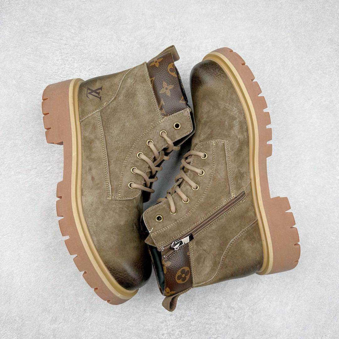 图片[3]-Lv x Timberland Lv联名添柏岚大黄靴 顶奢流量品牌与时代经典的结合之作 #代购专供品质 高弹Modern 外置防滑橡塑发泡超轻大底 系带设计 穿脱十分方便 采用TPU模压定型真皮鞋面材质#EVA轻翼科技外底具有防滑,耐磨和良好的弹性 Pharrell Williams充分发挥了作为Louis Vuitton创意总监的角色 这款鞋重新定义了 6英寸大黄靴的经典设计 致敬1996年Grandmaster Flash经典黄靴造型 原厂五金鞋带扣 工艺全新升级 中山大厂代工 原单进口皮料 独立私模大底，正确logo， 原装一致头层磨砂皮 搭配经典老花领口 全新原厂包装鞋盒 市场独家供应 尺码：38-44（皮鞋码）-选品中心