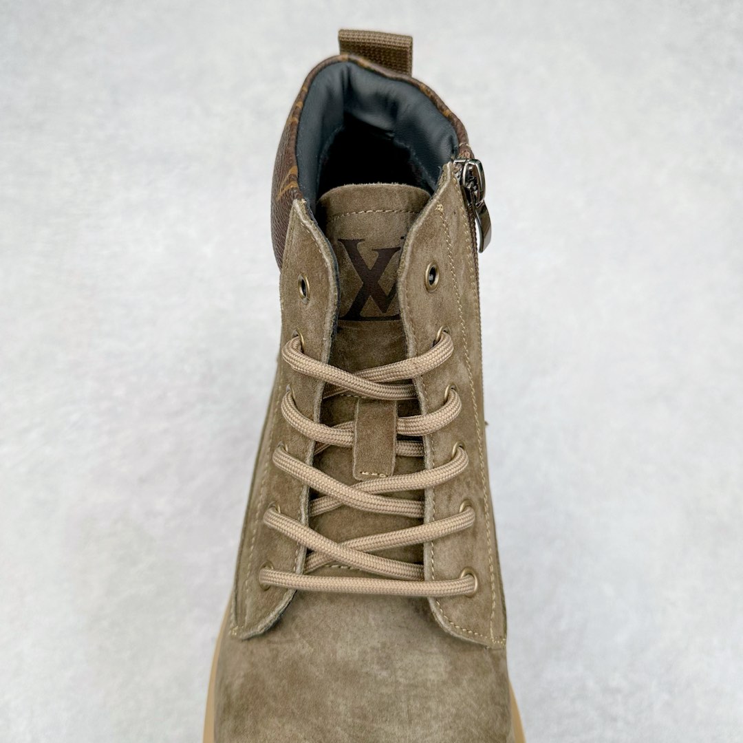 图片[5]-Lv x Timberland Lv联名添柏岚大黄靴 顶奢流量品牌与时代经典的结合之作 #代购专供品质 高弹Modern 外置防滑橡塑发泡超轻大底 系带设计 穿脱十分方便 采用TPU模压定型真皮鞋面材质#EVA轻翼科技外底具有防滑,耐磨和良好的弹性 Pharrell Williams充分发挥了作为Louis Vuitton创意总监的角色 这款鞋重新定义了 6英寸大黄靴的经典设计 致敬1996年Grandmaster Flash经典黄靴造型 原厂五金鞋带扣 工艺全新升级 中山大厂代工 原单进口皮料 独立私模大底，正确logo， 原装一致头层磨砂皮 搭配经典老花领口 全新原厂包装鞋盒 市场独家供应 尺码：38-44（皮鞋码）-选品中心