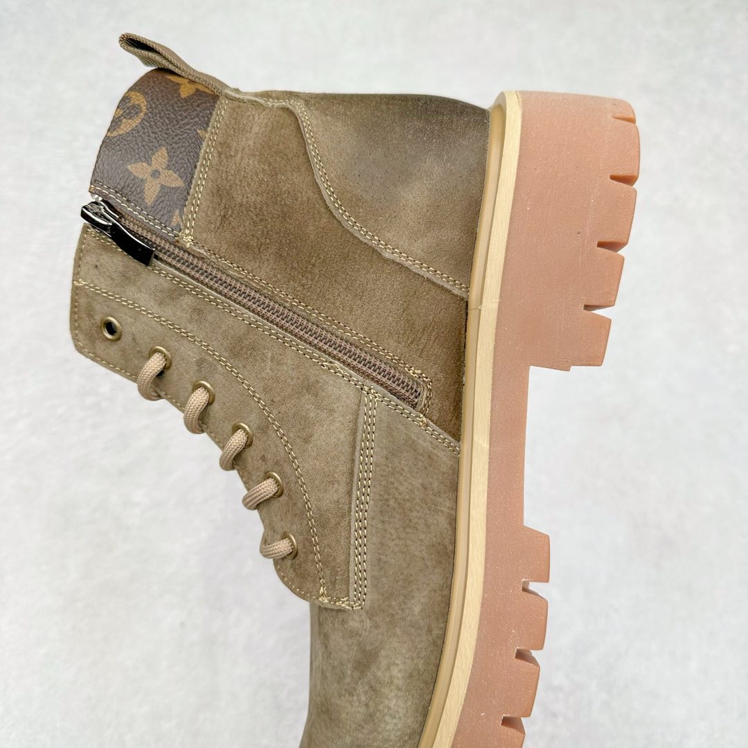 图片[7]-Lv x Timberland Lv联名添柏岚大黄靴 顶奢流量品牌与时代经典的结合之作 #代购专供品质 高弹Modern 外置防滑橡塑发泡超轻大底 系带设计 穿脱十分方便 采用TPU模压定型真皮鞋面材质#EVA轻翼科技外底具有防滑,耐磨和良好的弹性 Pharrell Williams充分发挥了作为Louis Vuitton创意总监的角色 这款鞋重新定义了 6英寸大黄靴的经典设计 致敬1996年Grandmaster Flash经典黄靴造型 原厂五金鞋带扣 工艺全新升级 中山大厂代工 原单进口皮料 独立私模大底，正确logo， 原装一致头层磨砂皮 搭配经典老花领口 全新原厂包装鞋盒 市场独家供应 尺码：38-44（皮鞋码）-选品中心