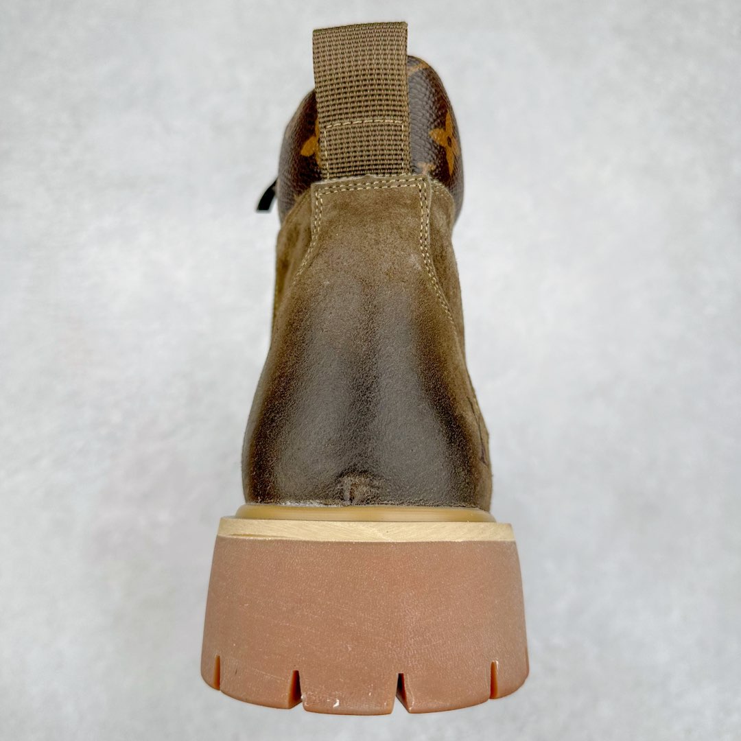 图片[8]-Lv x Timberland Lv联名添柏岚大黄靴 顶奢流量品牌与时代经典的结合之作 #代购专供品质 高弹Modern 外置防滑橡塑发泡超轻大底 系带设计 穿脱十分方便 采用TPU模压定型真皮鞋面材质#EVA轻翼科技外底具有防滑,耐磨和良好的弹性 Pharrell Williams充分发挥了作为Louis Vuitton创意总监的角色 这款鞋重新定义了 6英寸大黄靴的经典设计 致敬1996年Grandmaster Flash经典黄靴造型 原厂五金鞋带扣 工艺全新升级 中山大厂代工 原单进口皮料 独立私模大底，正确logo， 原装一致头层磨砂皮 搭配经典老花领口 全新原厂包装鞋盒 市场独家供应 尺码：38-44（皮鞋码）-选品中心